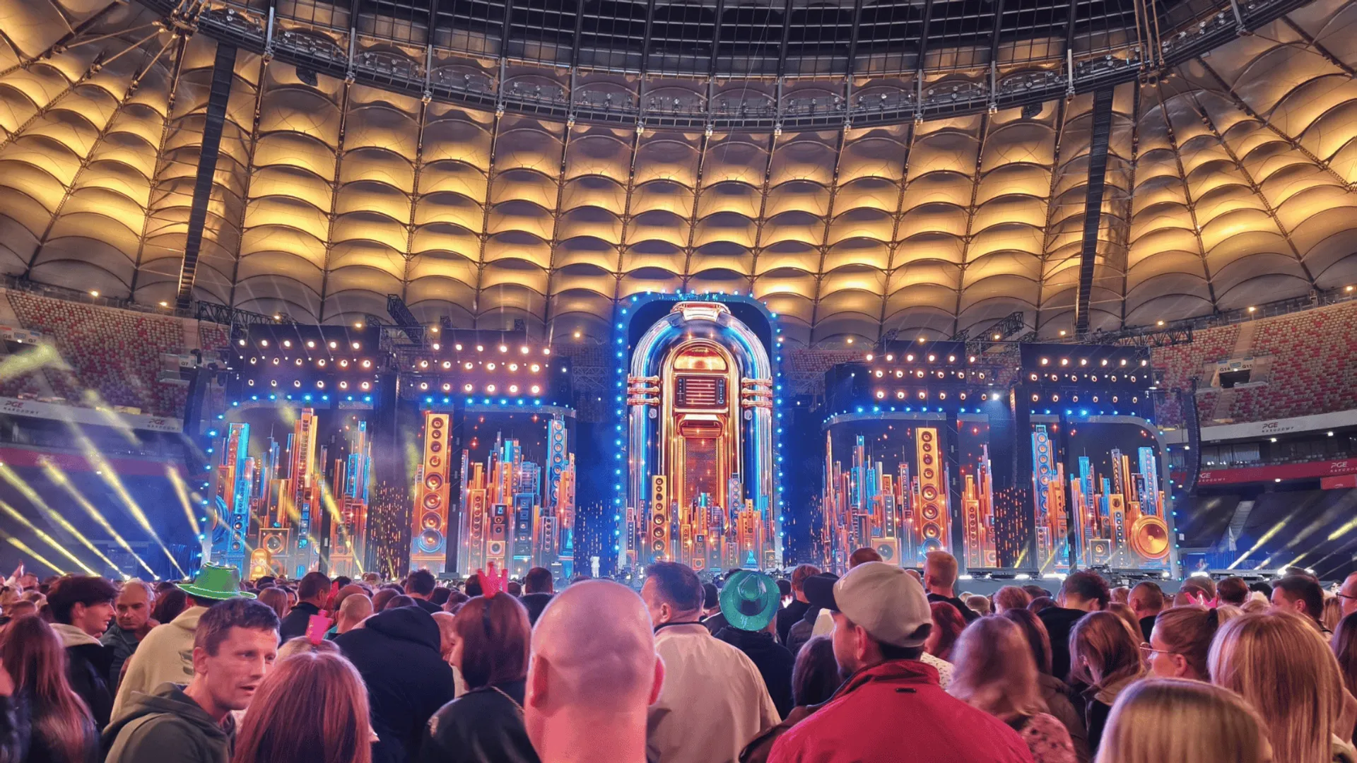 Scena, a pod nią tłum ludzi