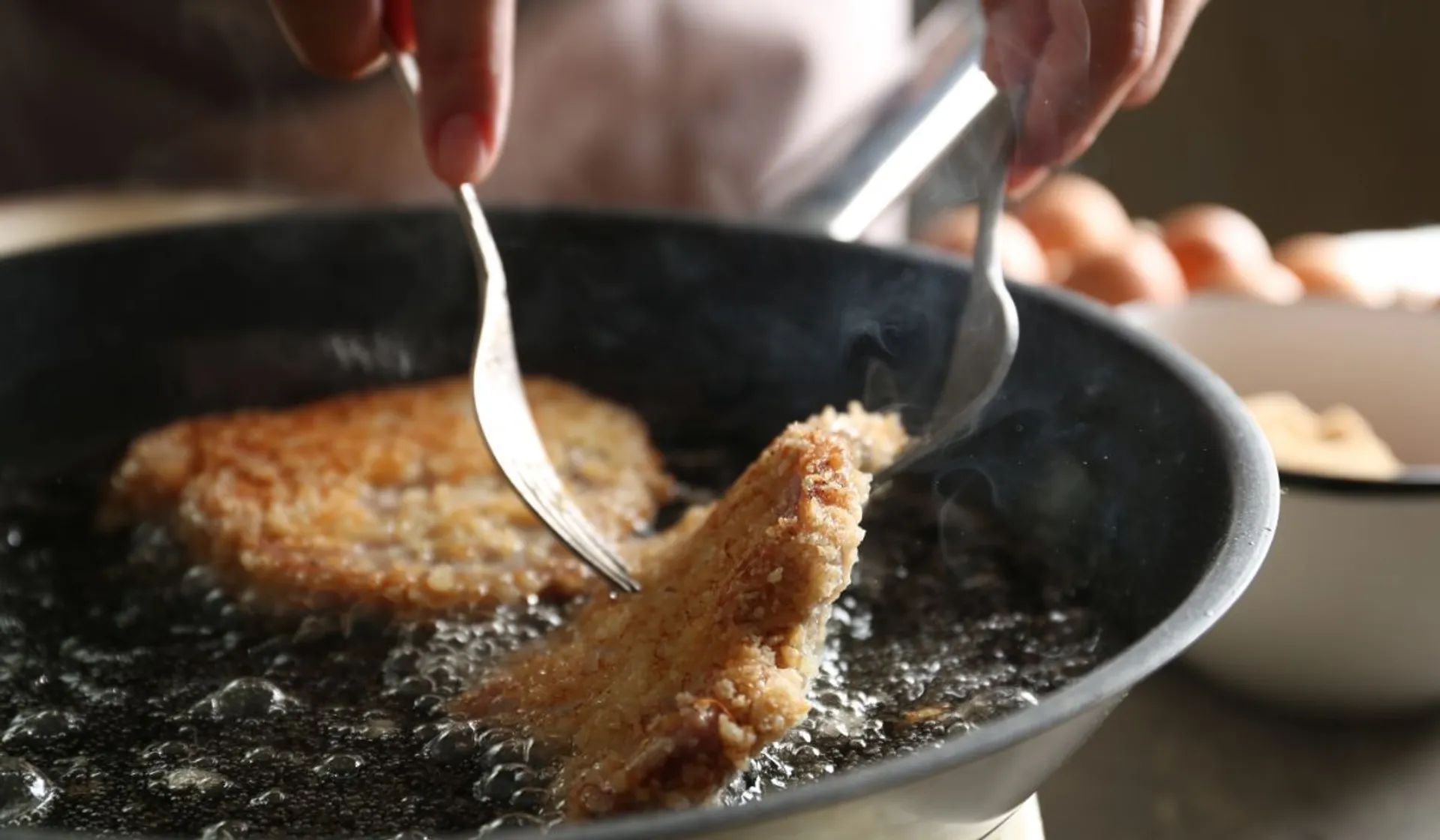 smażenie kotletów schabowych