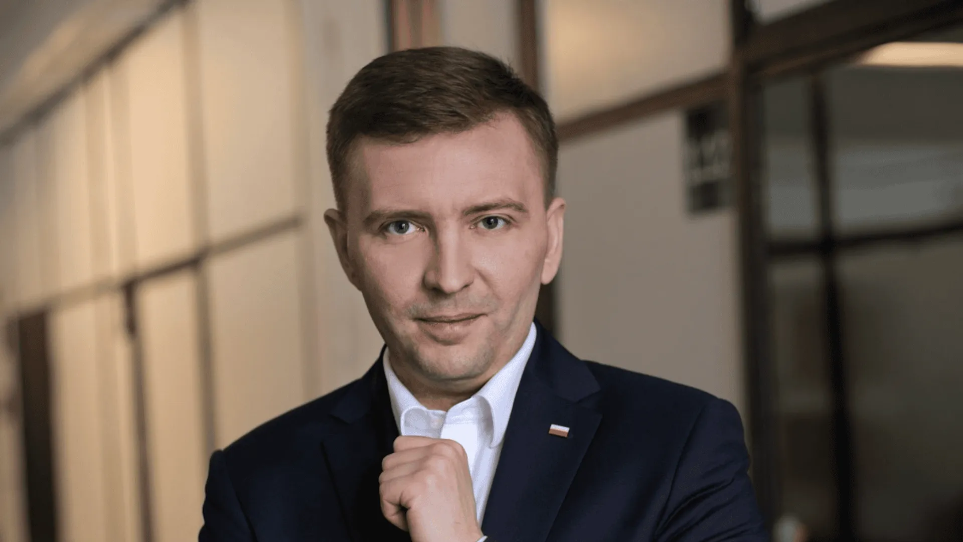 Łukasz Schreiber w garniturze.