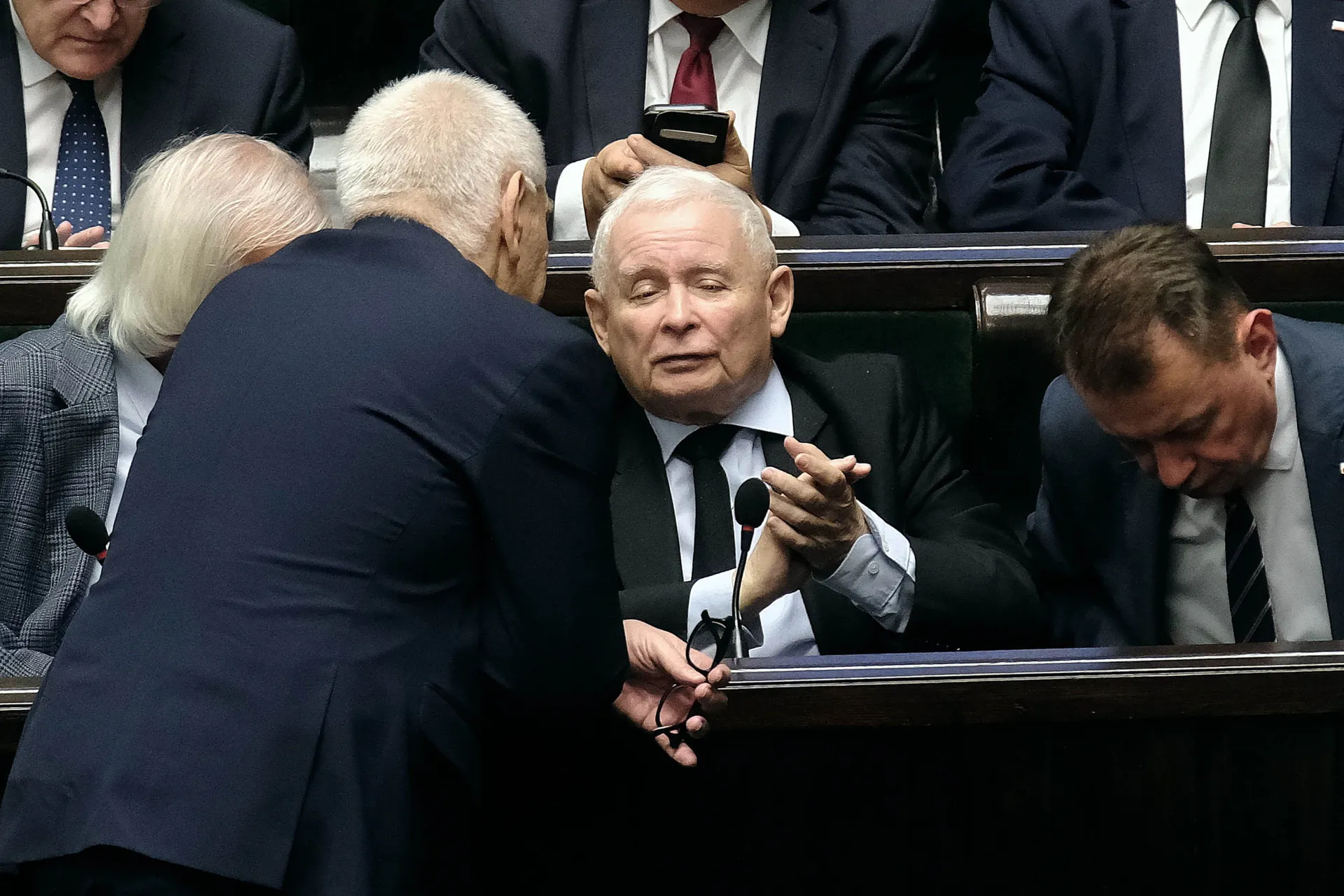 Nowy sondaż wstrząsa układem sił. Koalicja Obywatelska utrzymuje prowadzenie, ale jeden ruch zaskakuje analityków