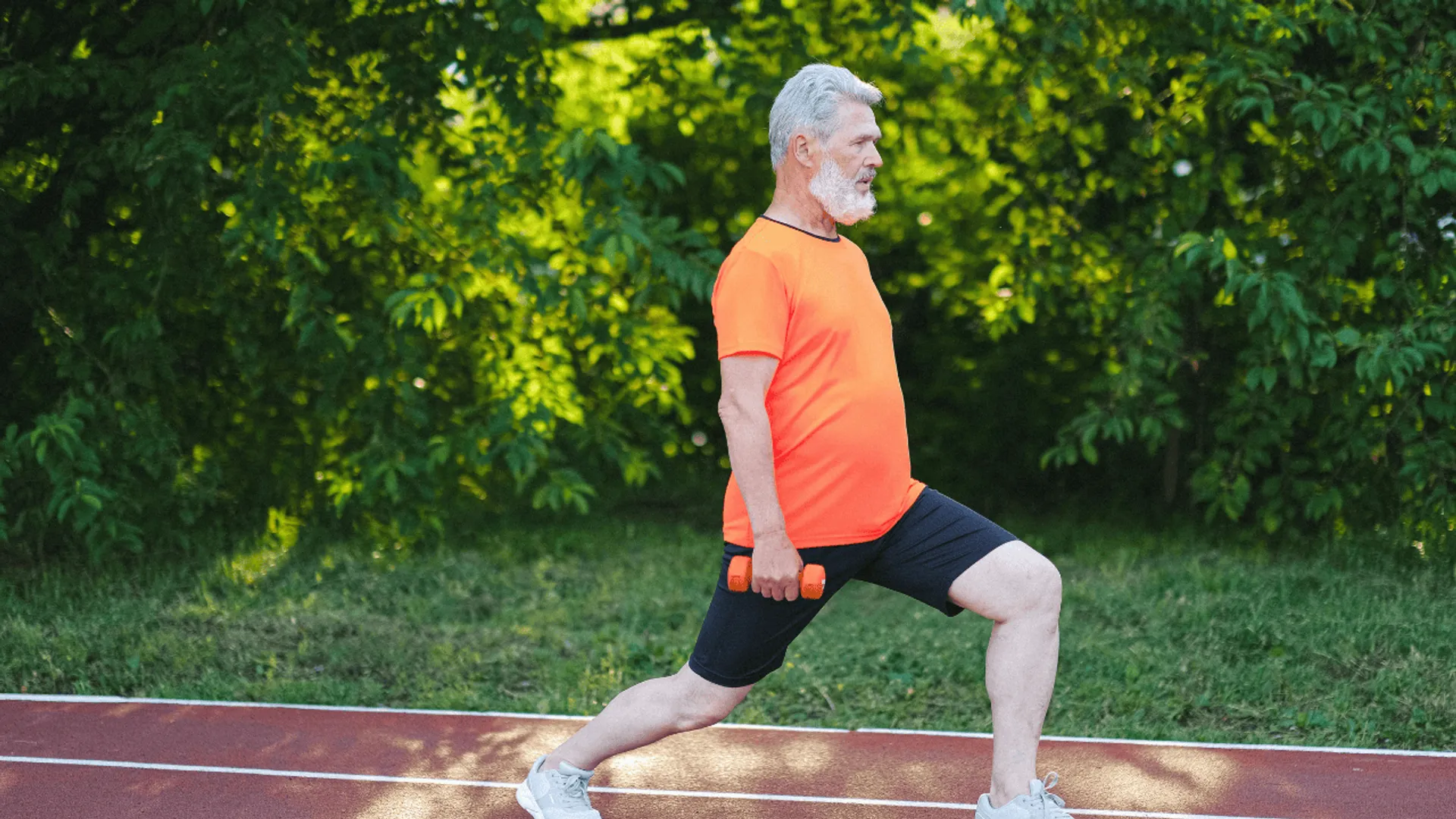 ćwiczący wysportowany senior