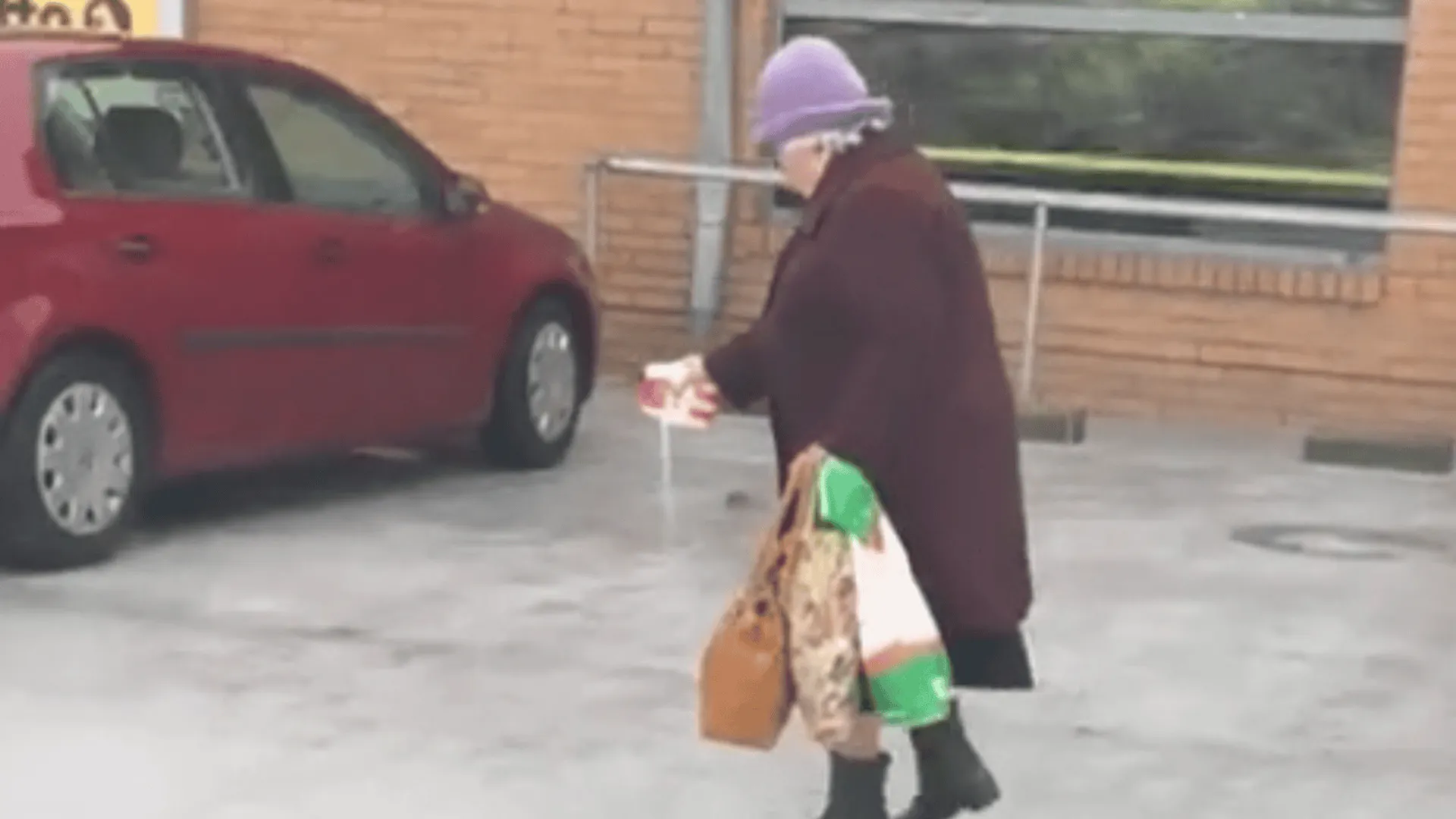 Seniorka przed marketem zrobiła coś nieoczekiwanego. Nagranie podbija internet