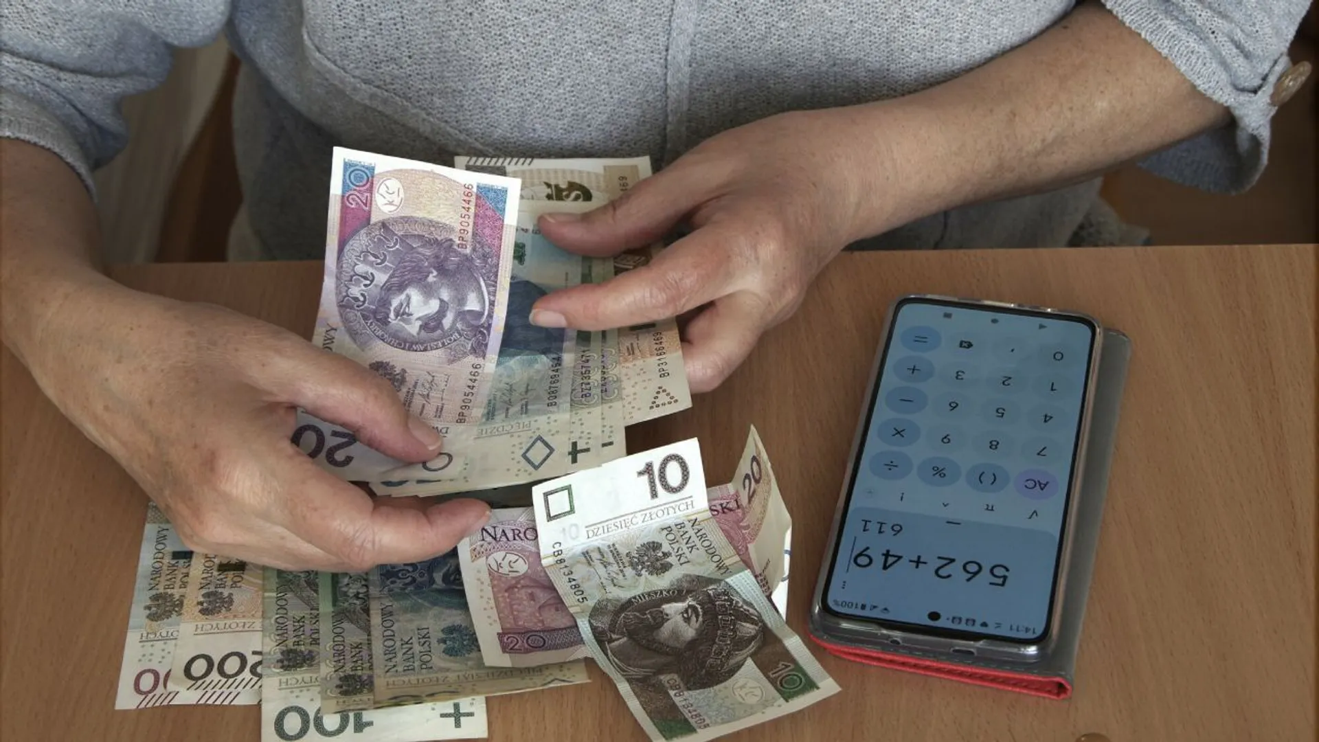 seniorka, pieniądze, telefon