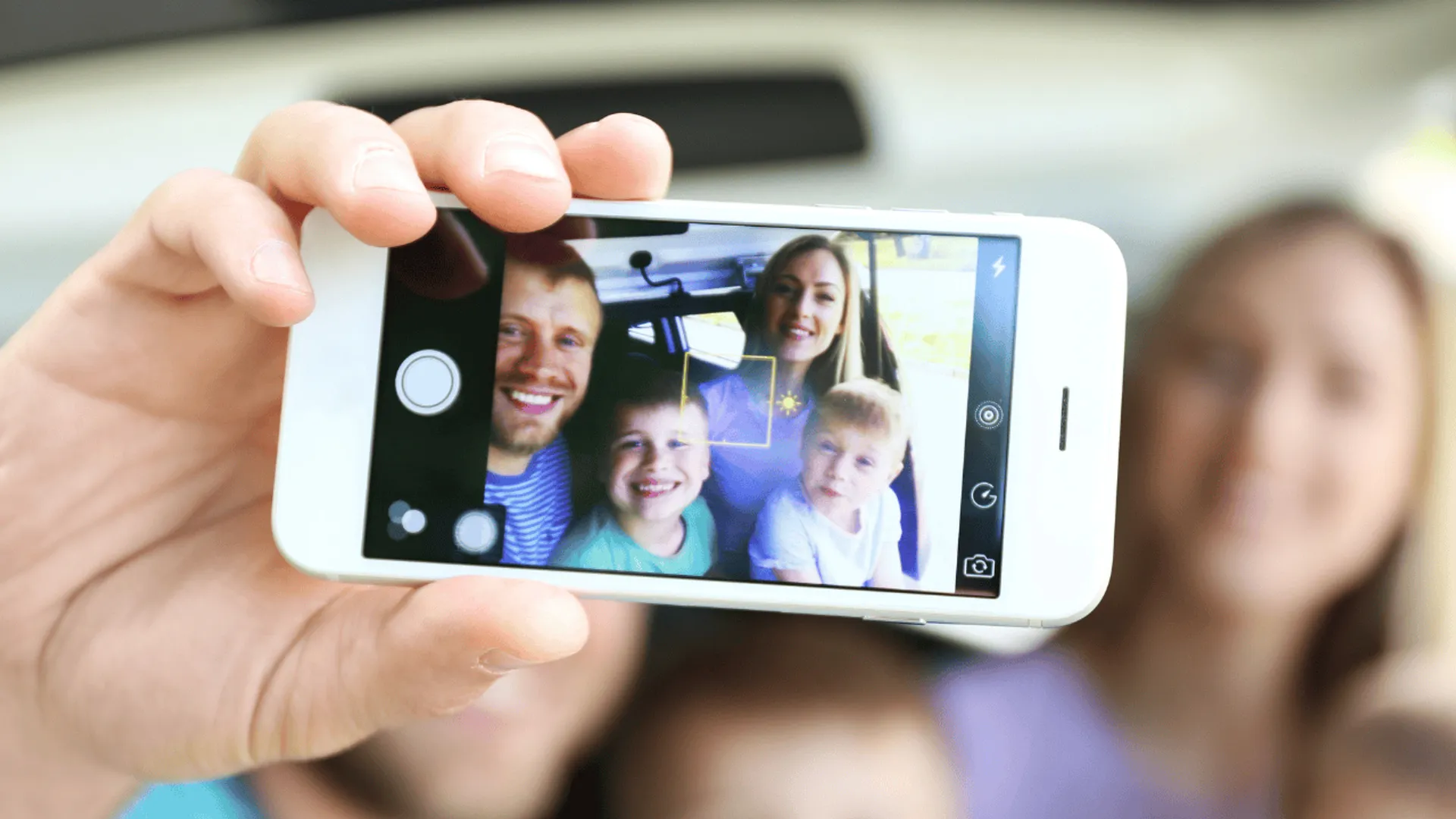rodzina robi sobie telefonem selfie