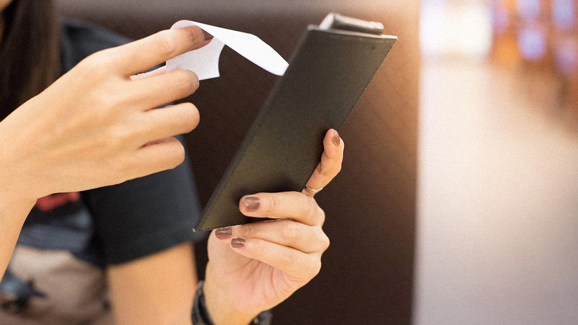 Czy można odmówić opłaty serwisowej? Co zrobić, gdy doliczą ją bez informacji