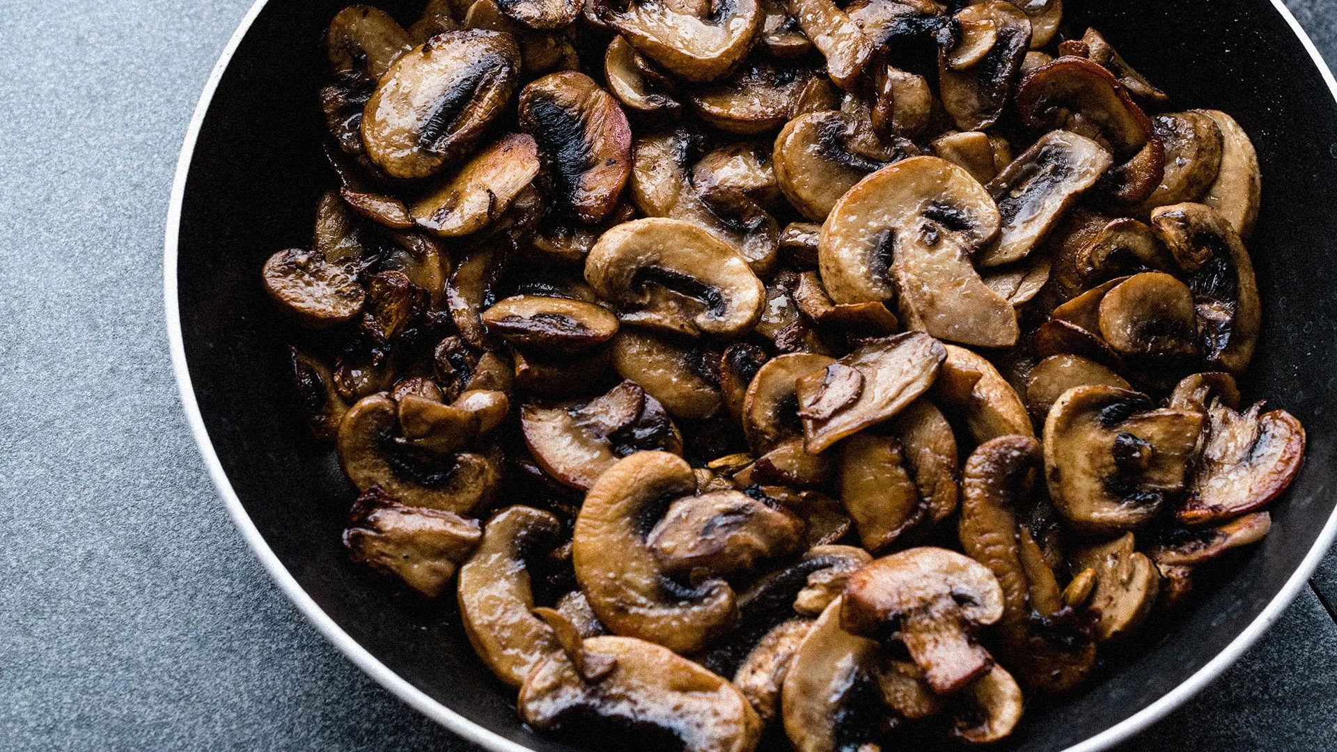 Jak zrobić bułkę z pieczarkami w 10 minut – wersja domowa