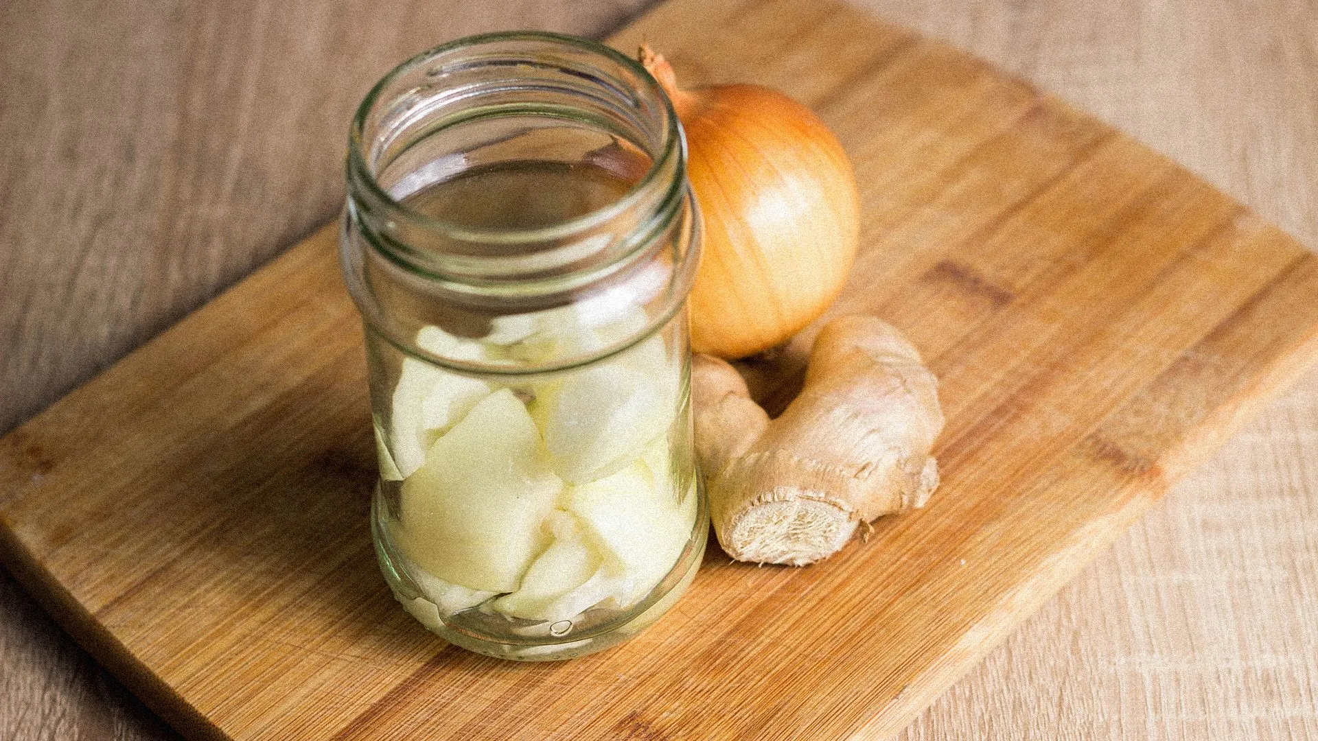 Domowy syrop z cebuli - przepis, zastosowanie i przeciwwskazania