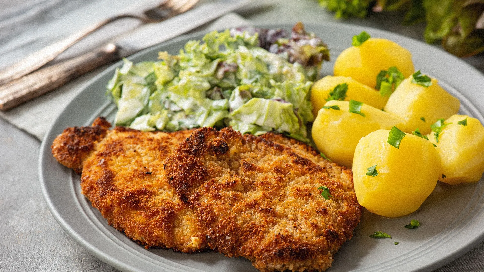 Kotlety schabowe w kefirze – jak marynować, żeby były soczyste