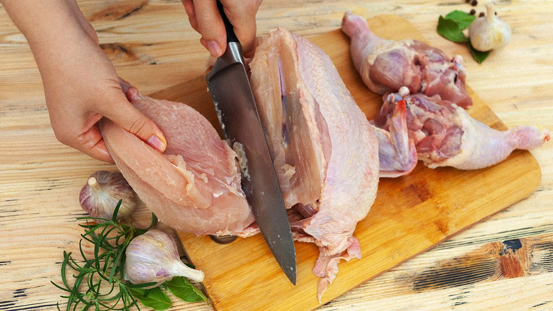 Mycie mięsa pod kranem – dlaczego jest niebezpieczne i co robić zamiast