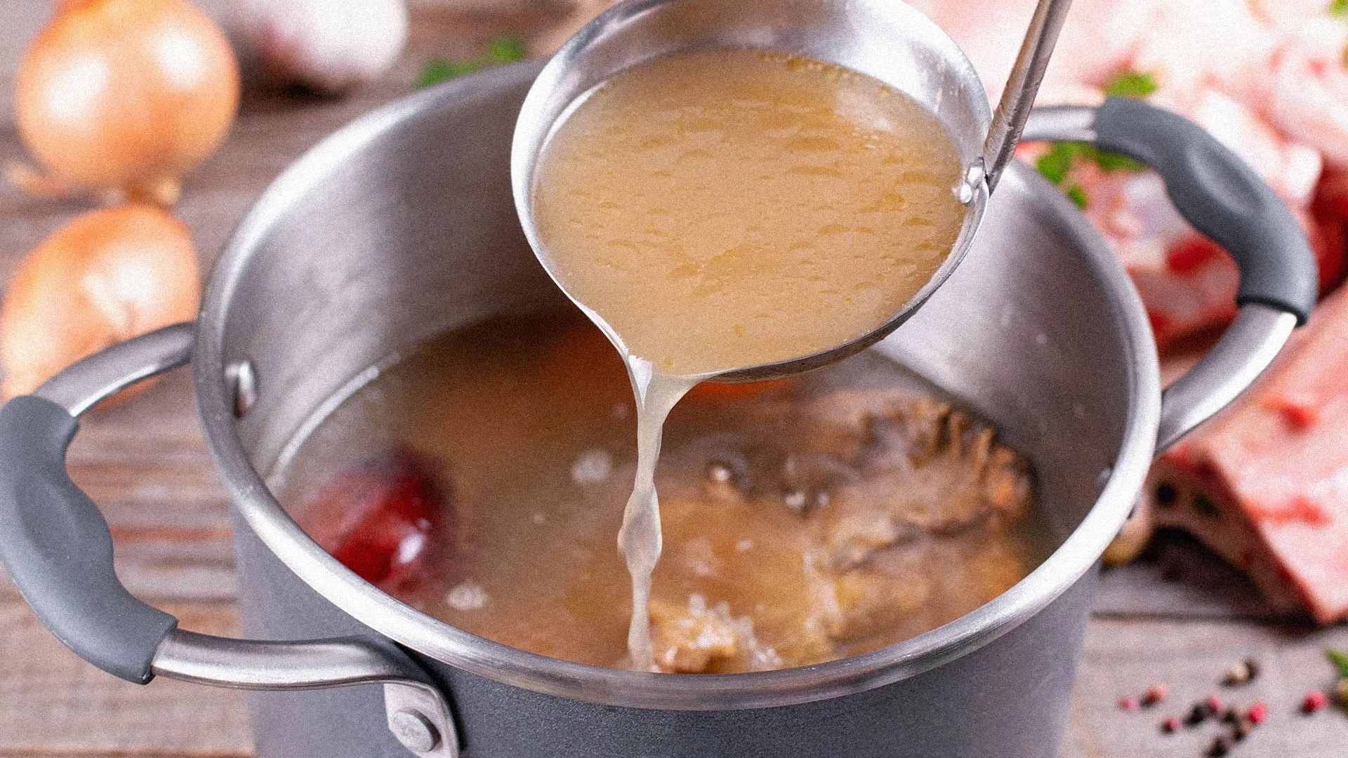 Kolagenowy rosół z wołowych kości - pieczenie kości i długie gotowanie, przepis krok po kroku