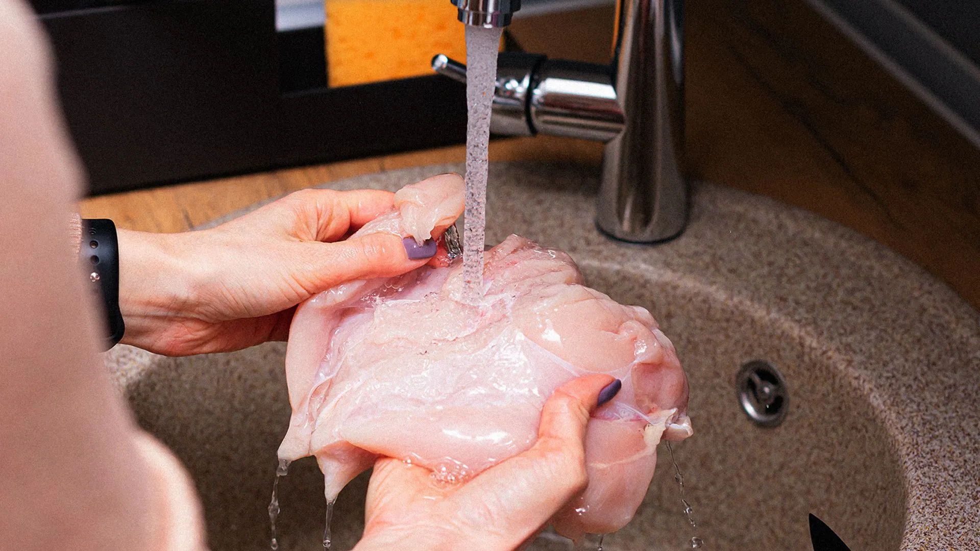 Mycie mięsa pod kranem – dlaczego jest niebezpieczne i co robić zamiast