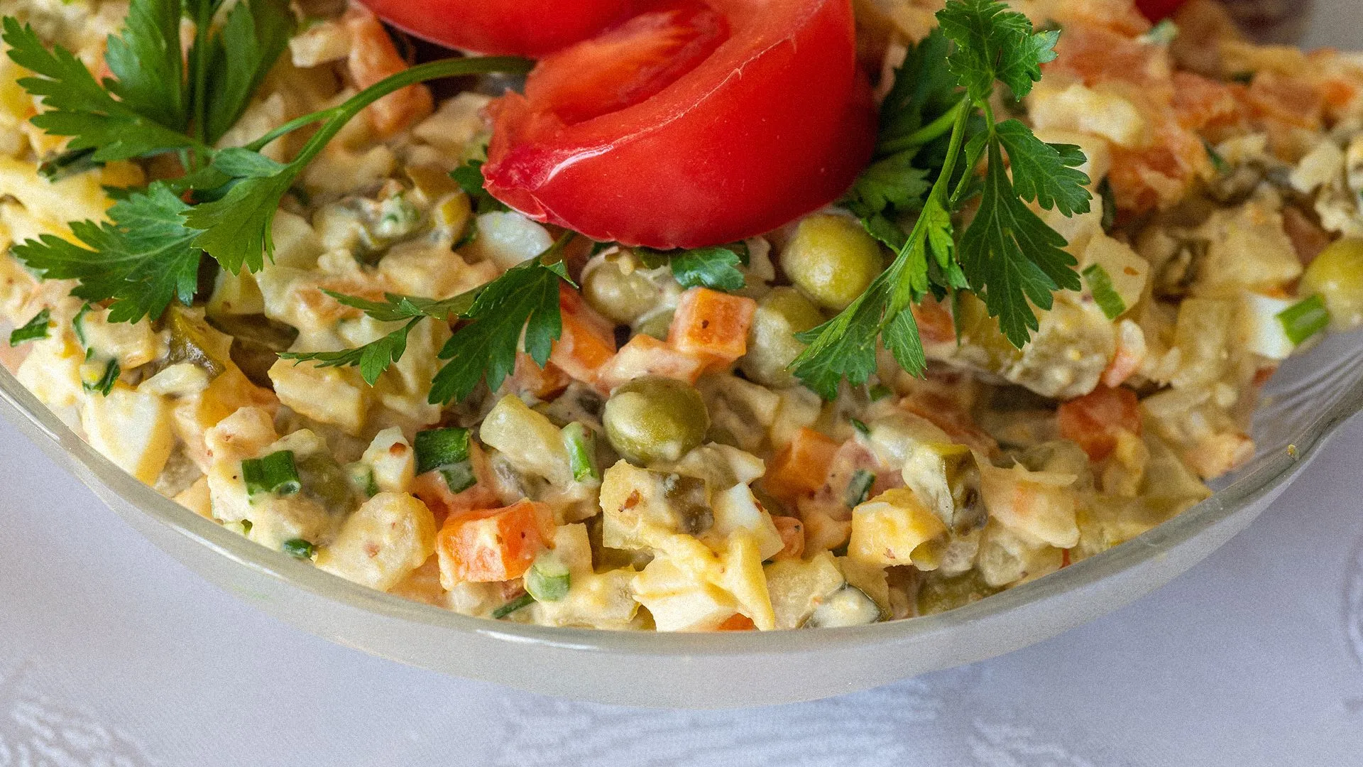 Sałatka jarzynowa – kulinarna legenda, która łączy pokolenia. Sprawdź, jak zrobić ją idealnie