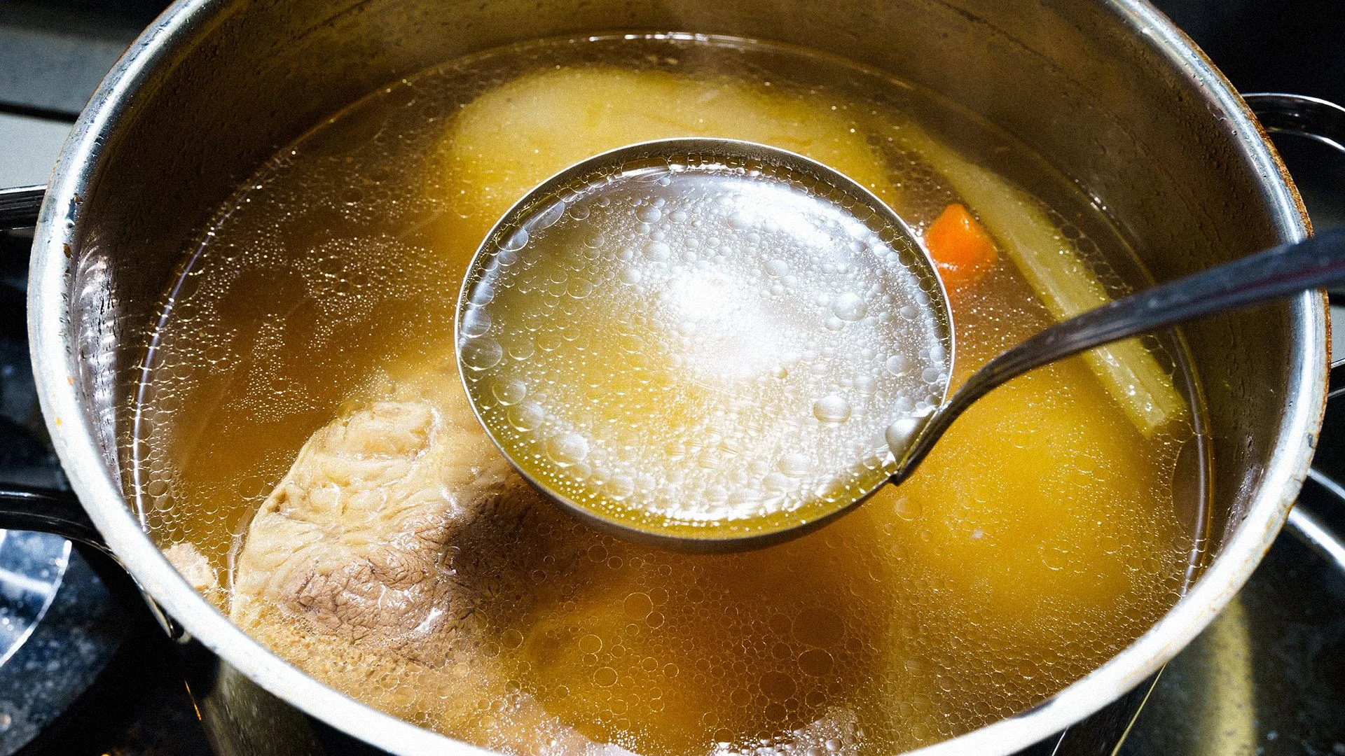 Czym zastąpić przyprawę Maggi w rosole? 3 naturalne zamienniki i proste zasady doprawiania