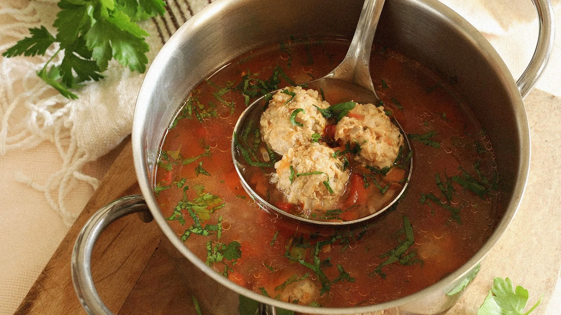 Rumuńska zupa na zakwasie z lubczykiem i śmietaną