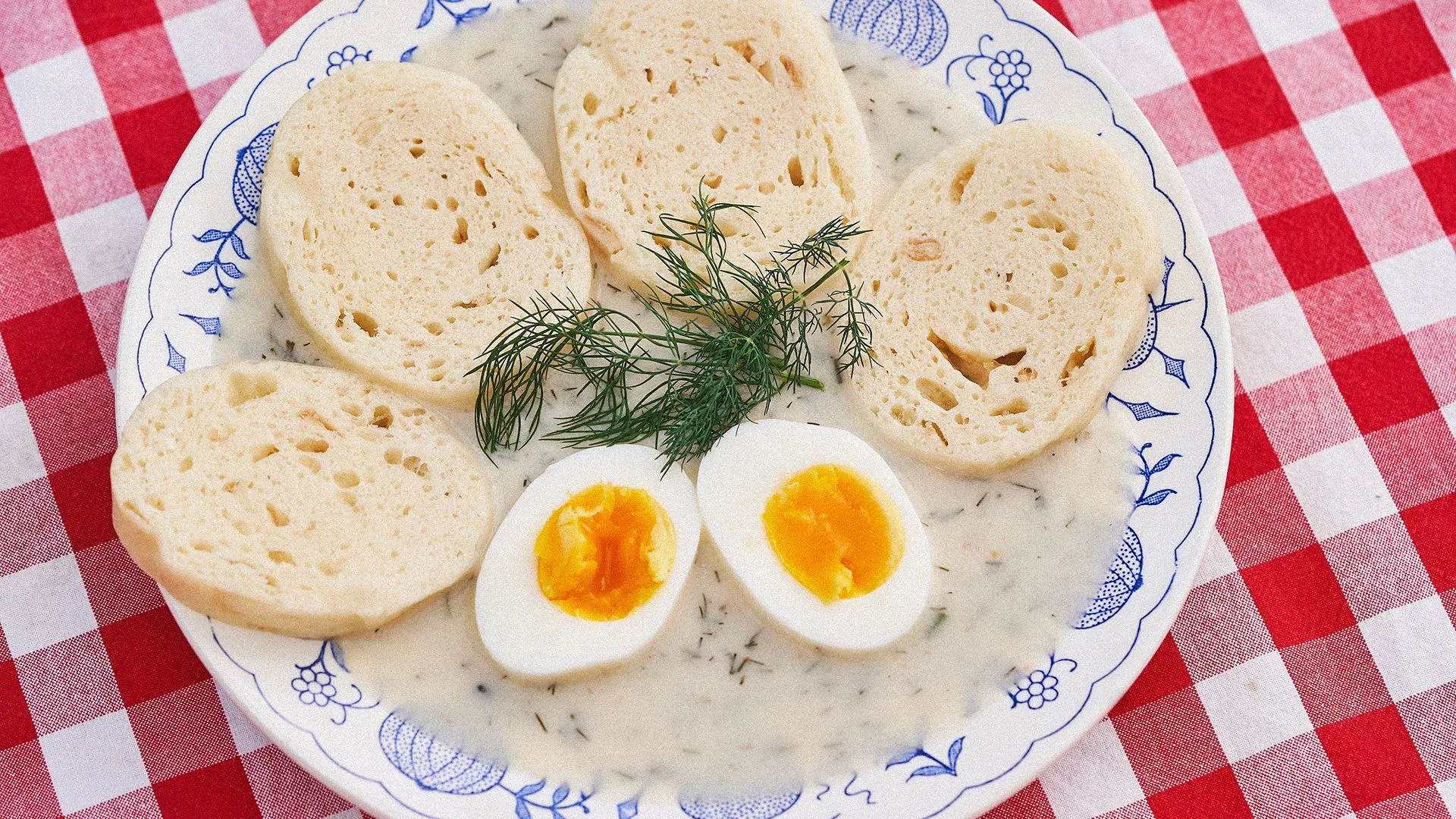 Jajka z sosem koperkowym z PRL – przepis krok po kroku