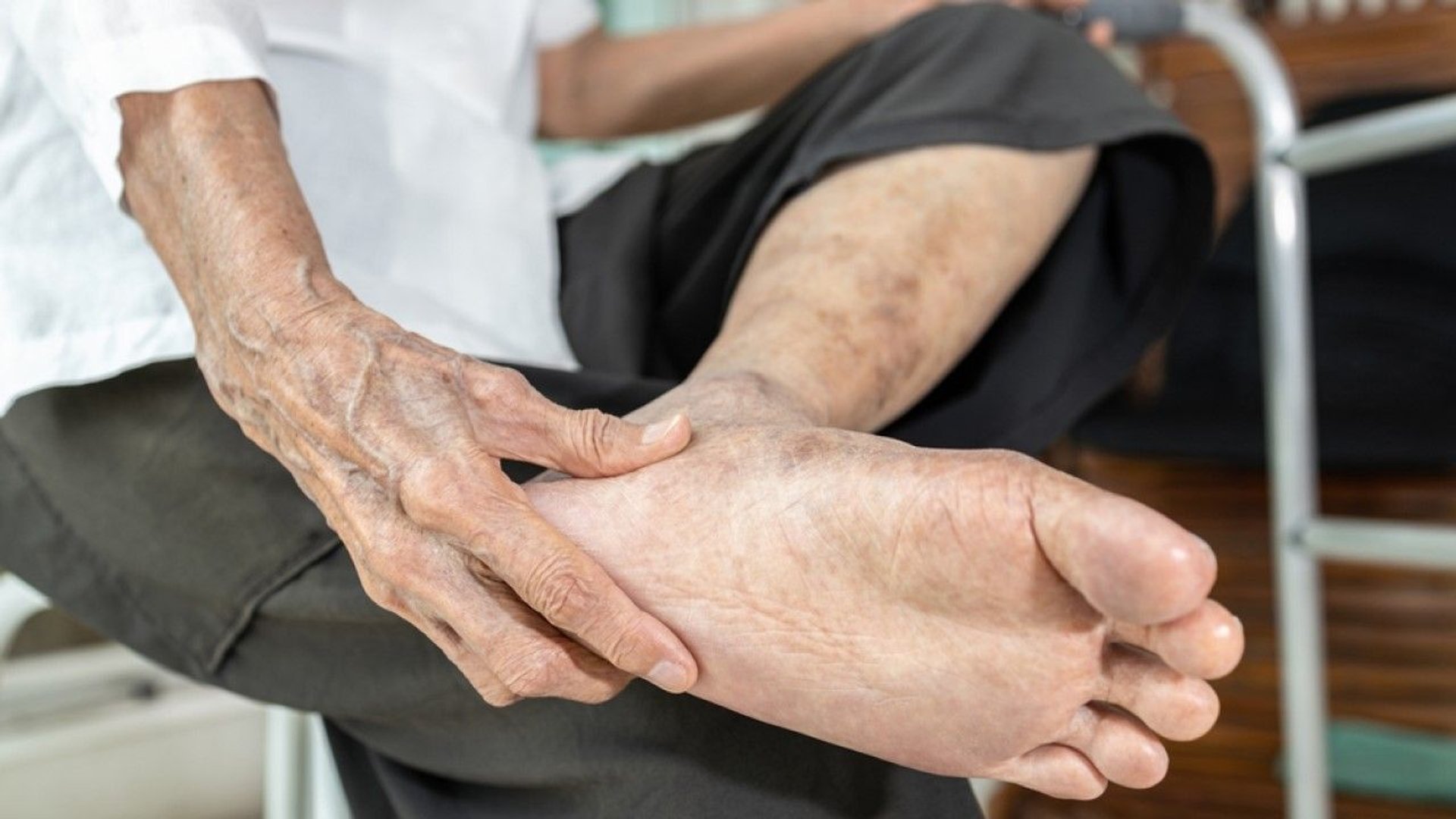 Objawy choroby Alzheimera zauważysz na stopach. Utrudnią normalne życie