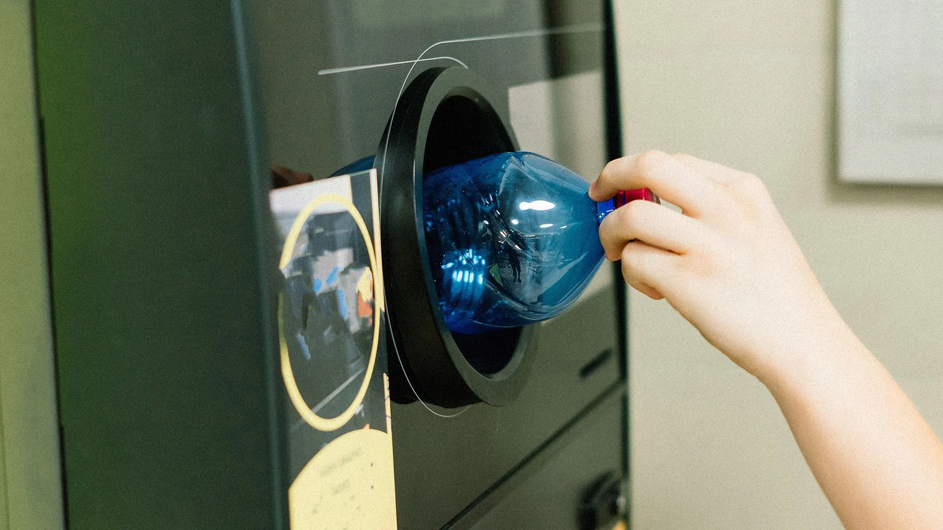 Zwrot butelek w Biedronce - nowe zasady od 18.02.2026, co trzeba wiedzieć