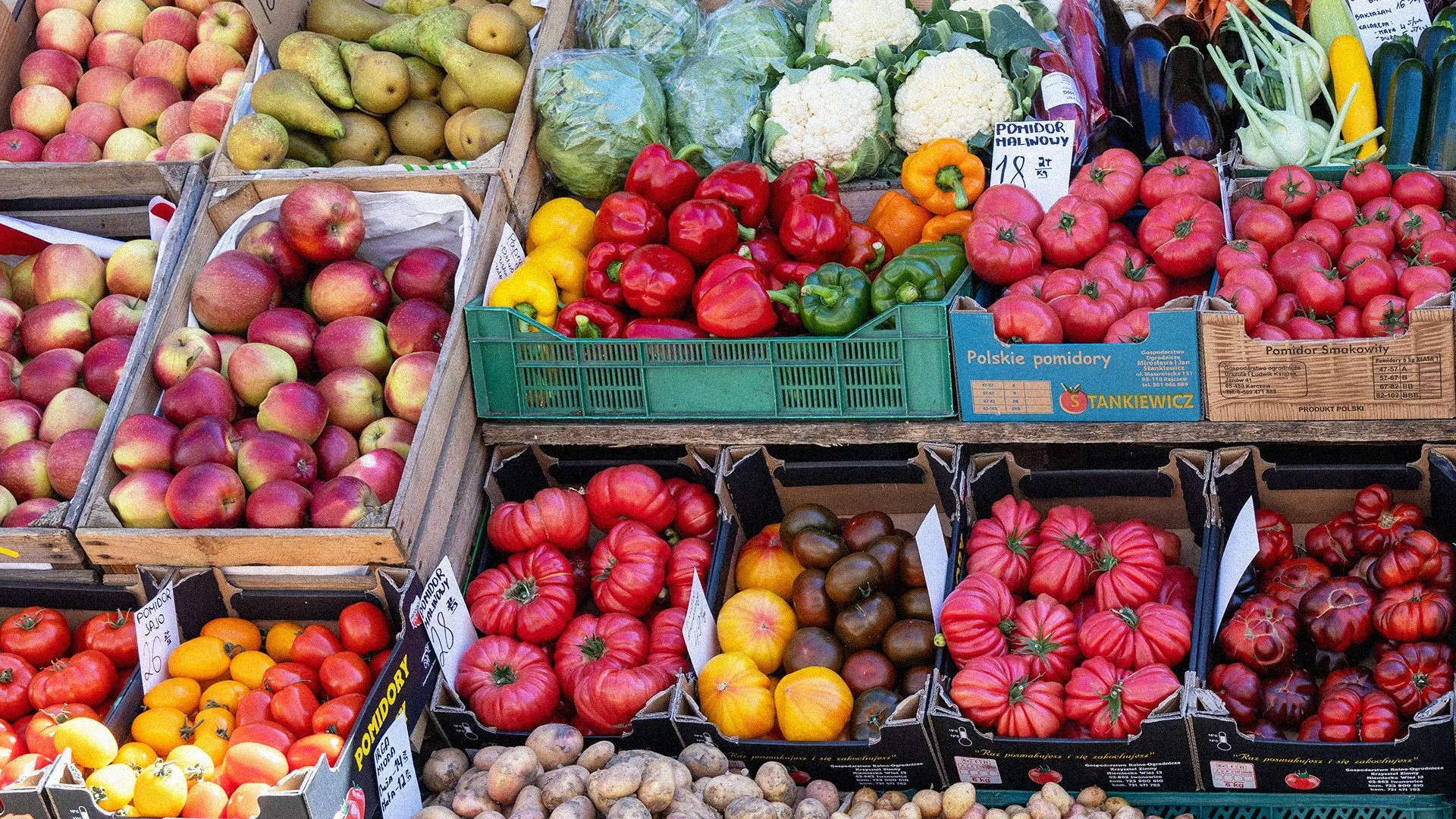 Jak sprawdzić sprzedawcę na targu – pytania, etykiety, pochodzenie