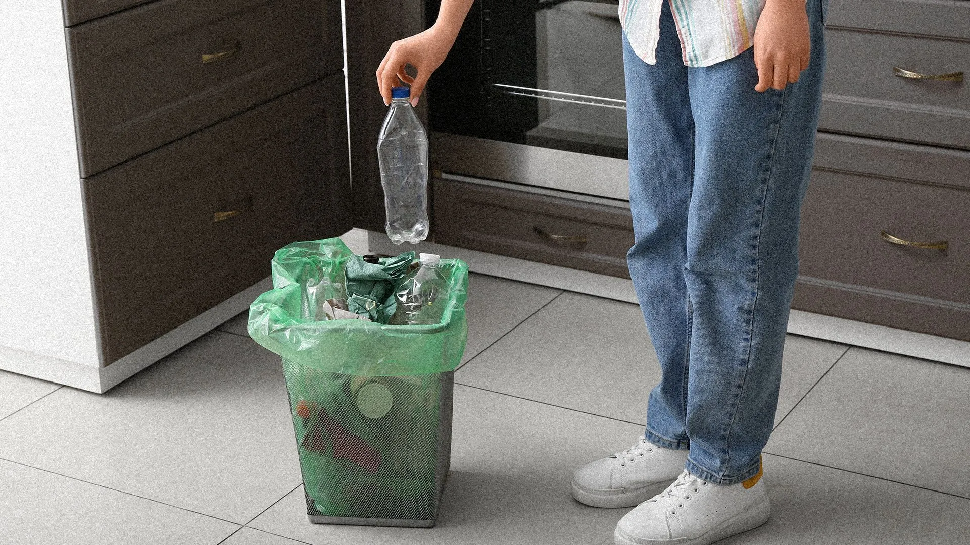 Zwrot kaucji przez kuriera - jak działa odbiór opakowań przy dostawie zakupów