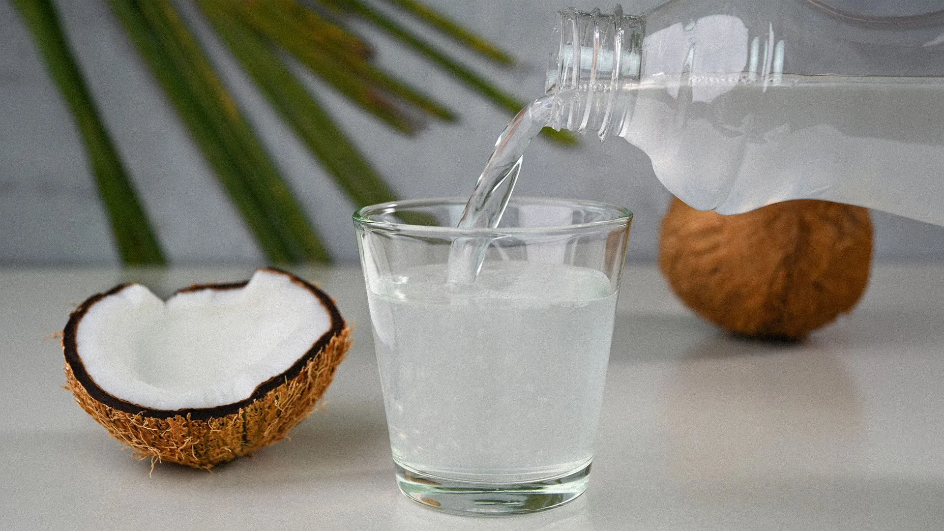 Czy woda kokosowa pomaga zasnąć? Fakty i najważniejsze zasady