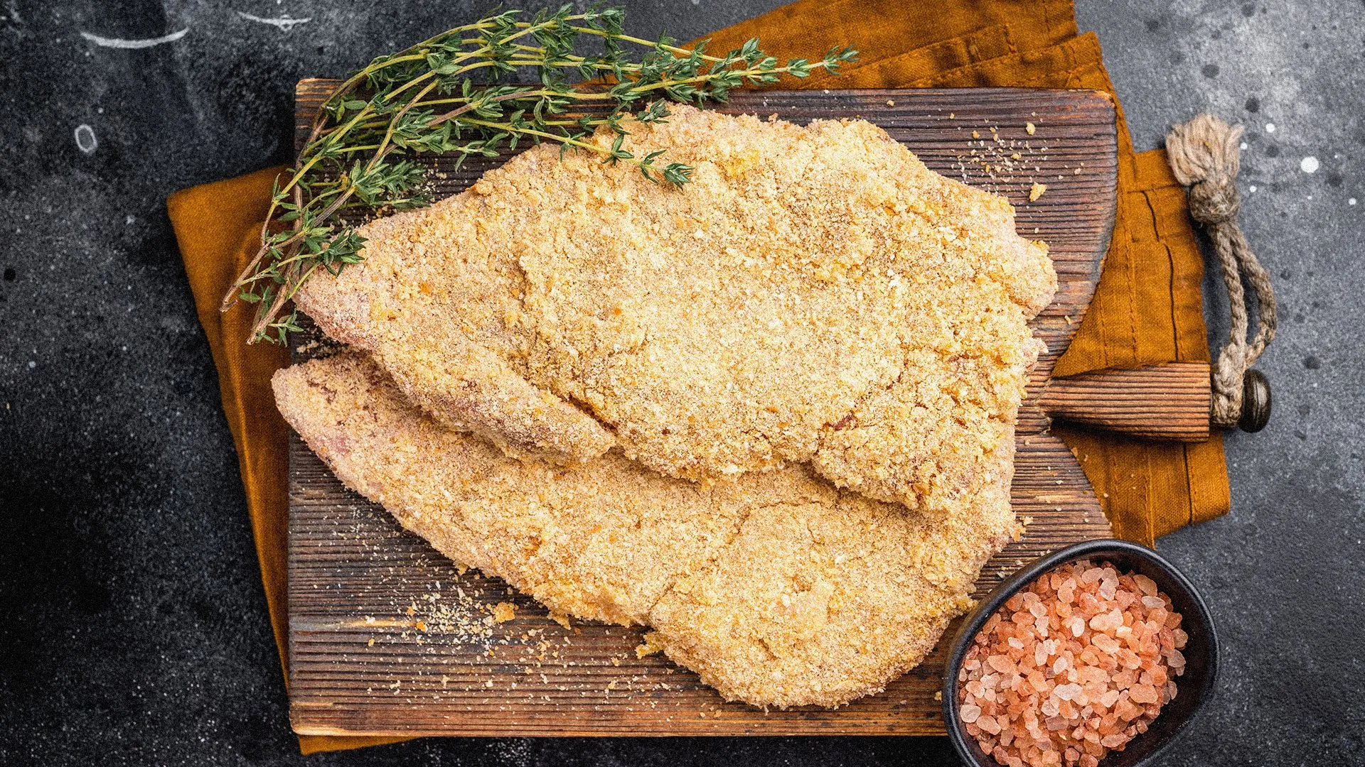 Czym panierować schabowe zamiast bułki tartej? Płatki ziemniaczane