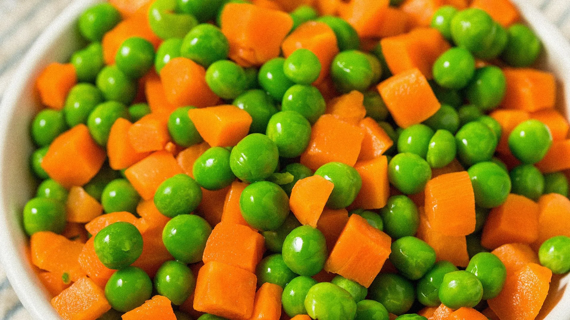 Marchewka z groszkiem do obiadu - jak ugotować, czym doprawić i jak podawać