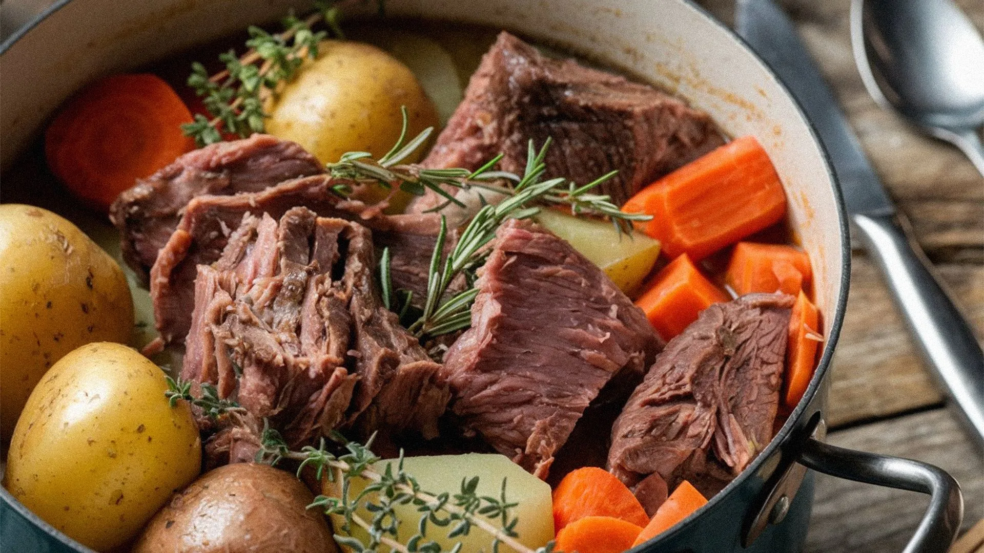 Mięso w gulaszu twarde mimo duszenia? Ten 1 trik z „łyżką” potrafi uratować garnek