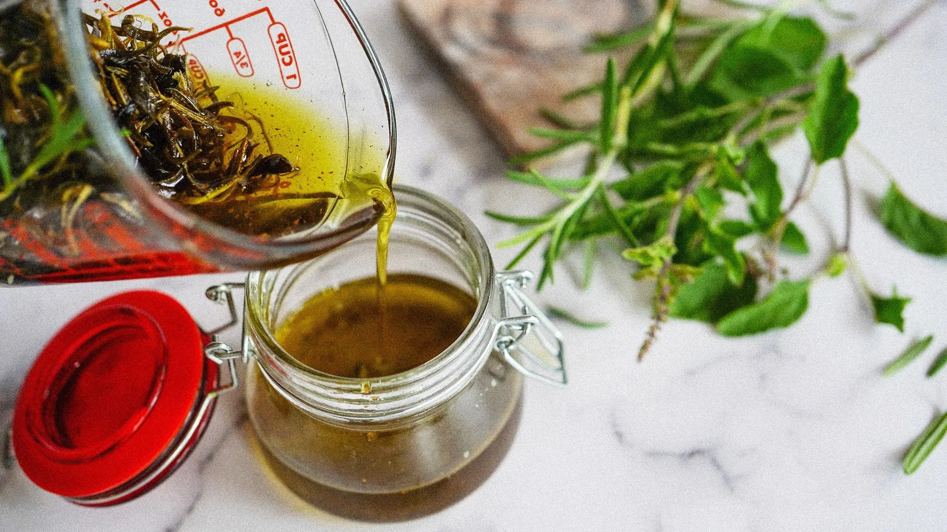 Naturalny odświeżacz powietrza do domu - przepis z soli i rozmarynu