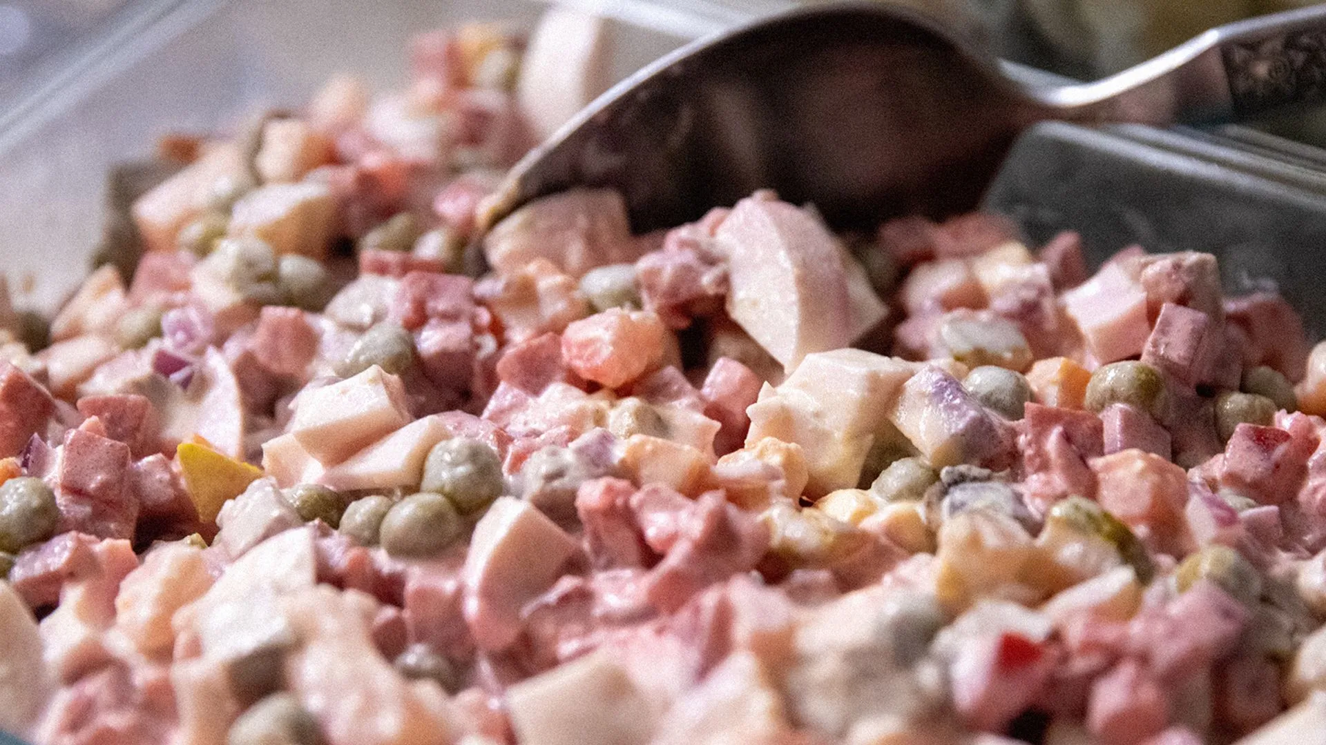 Sałatka holenderska - przepis, składniki, proporcje i sos majonezowo-ketchupowy