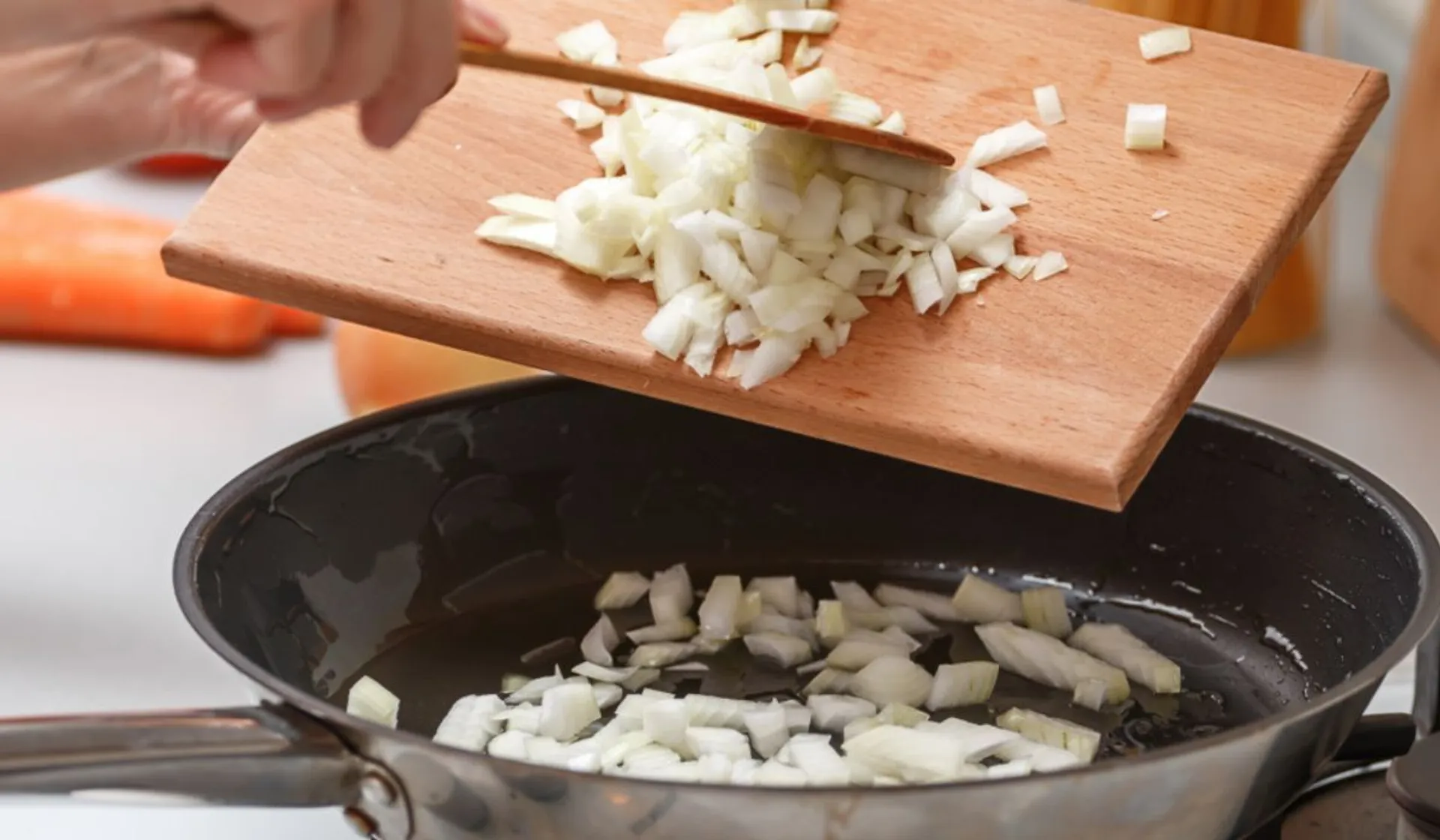 pokrojona cebula na patelni 
