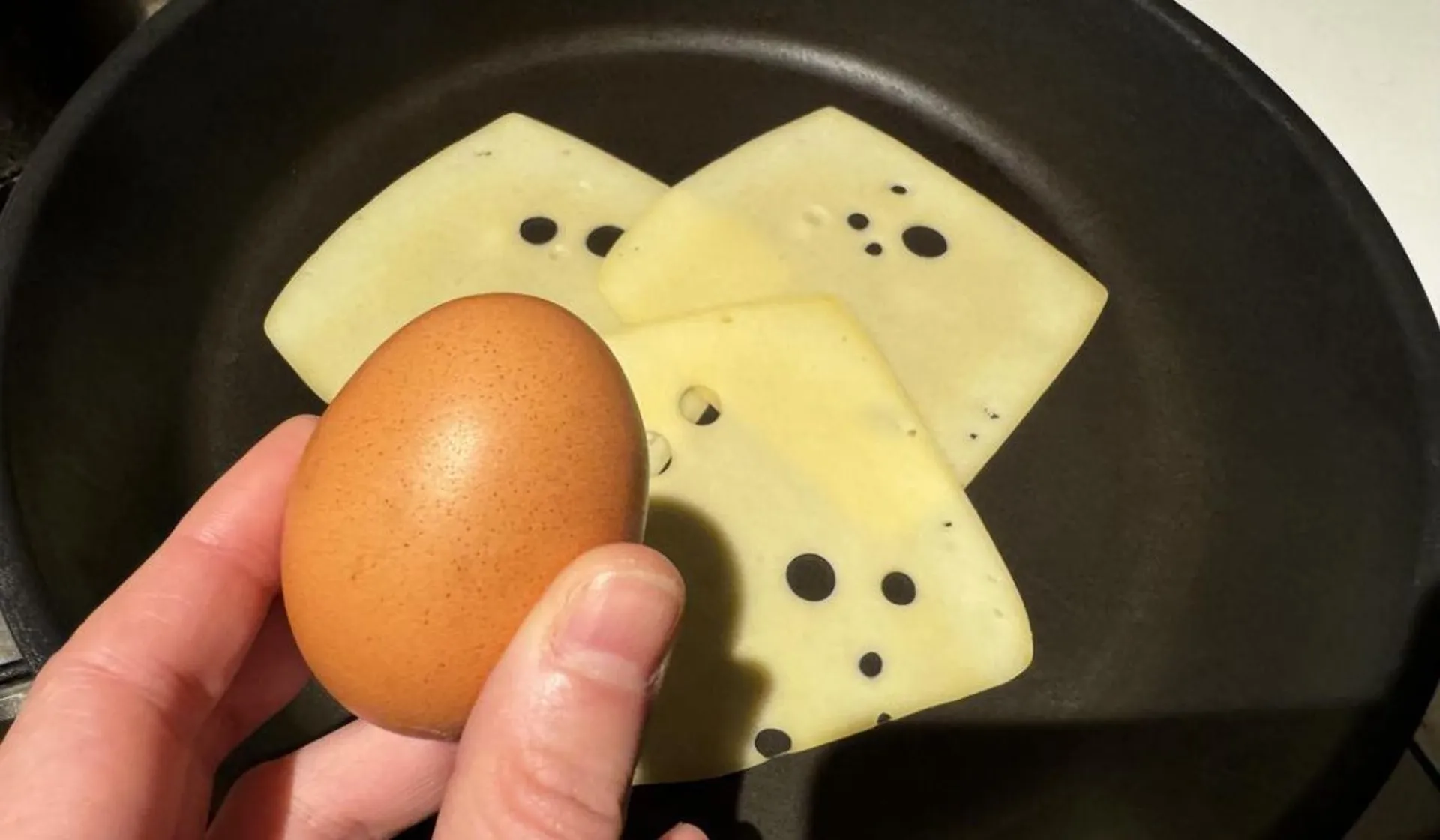 ser na patelni i jajko