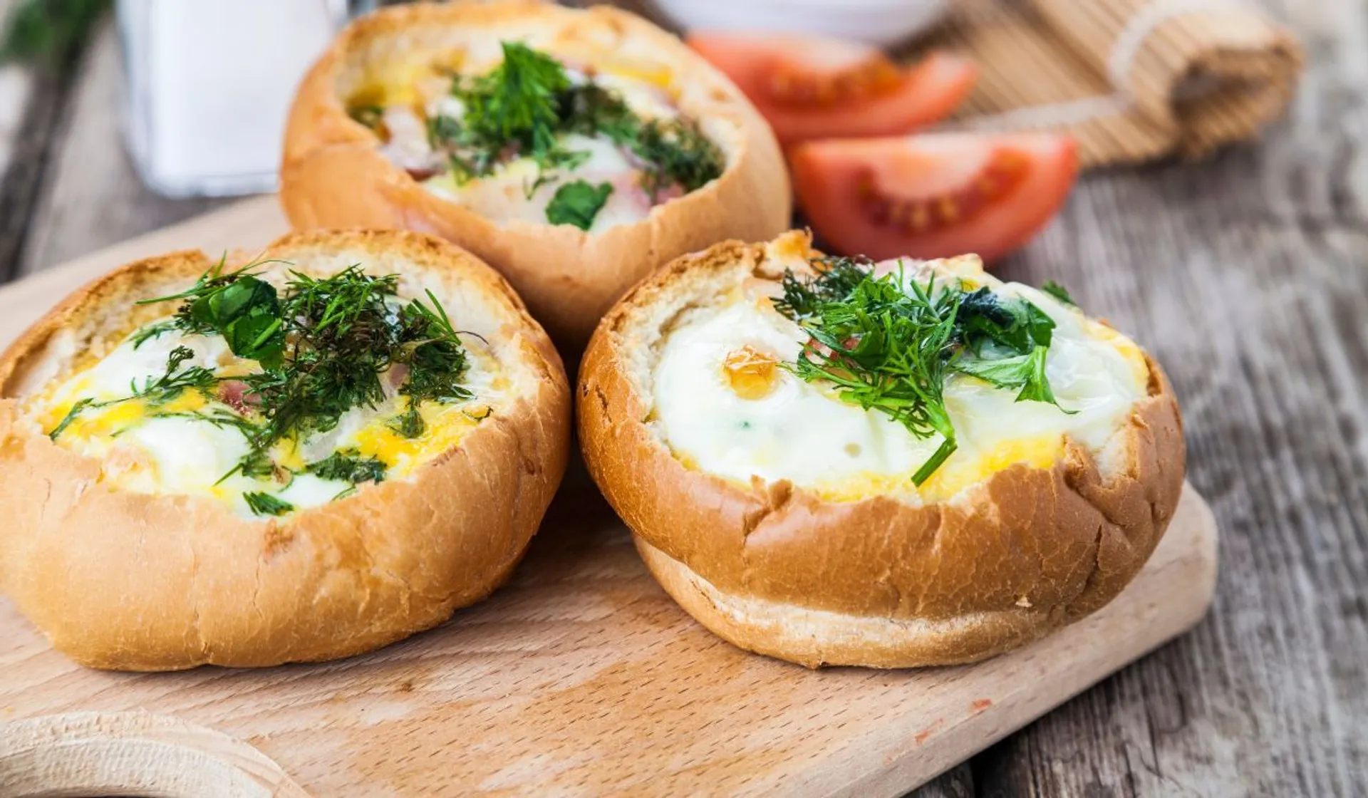 Jajka zapiekane w bułkach