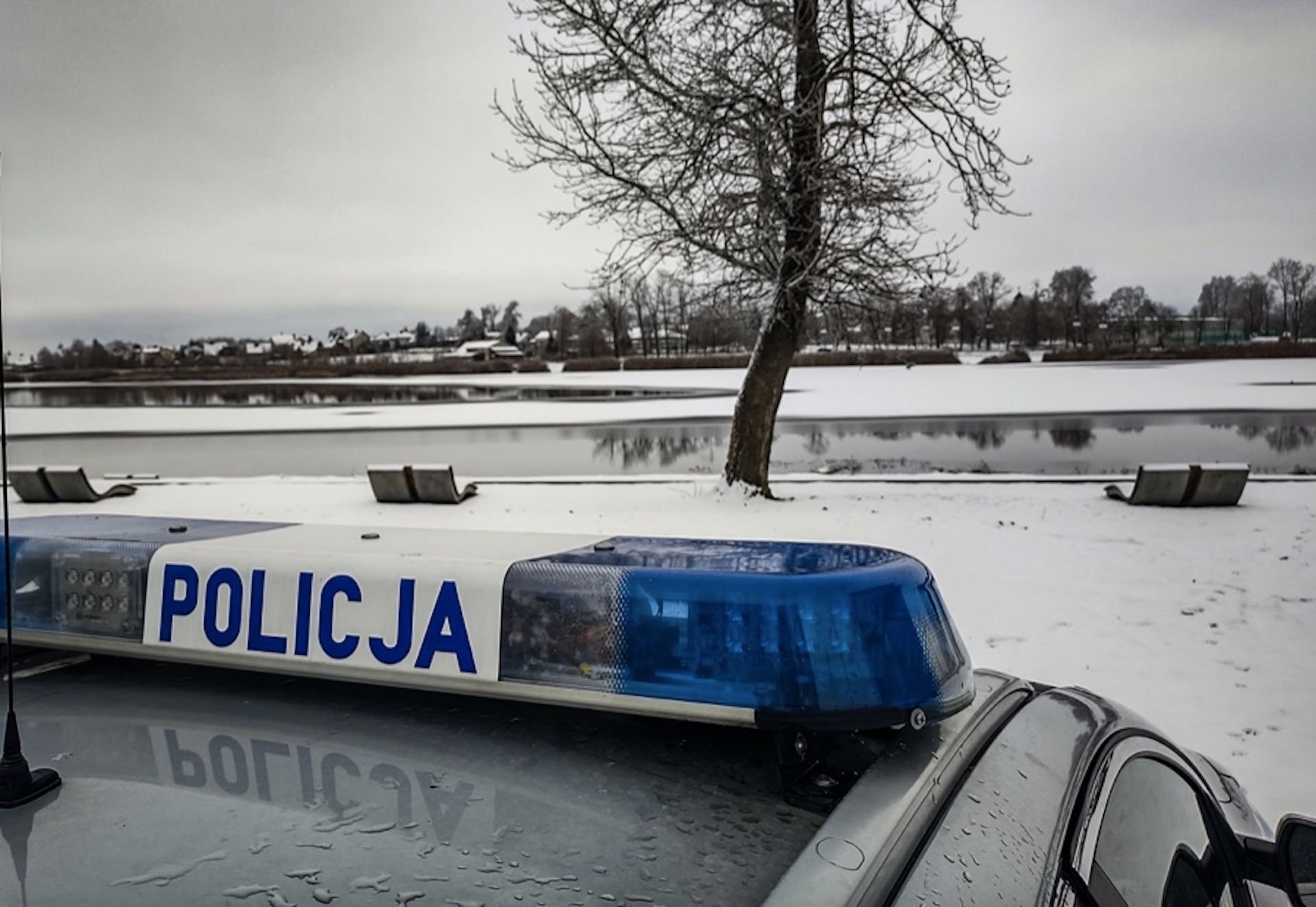 policja swiatla jezioro zima snieg drzewo