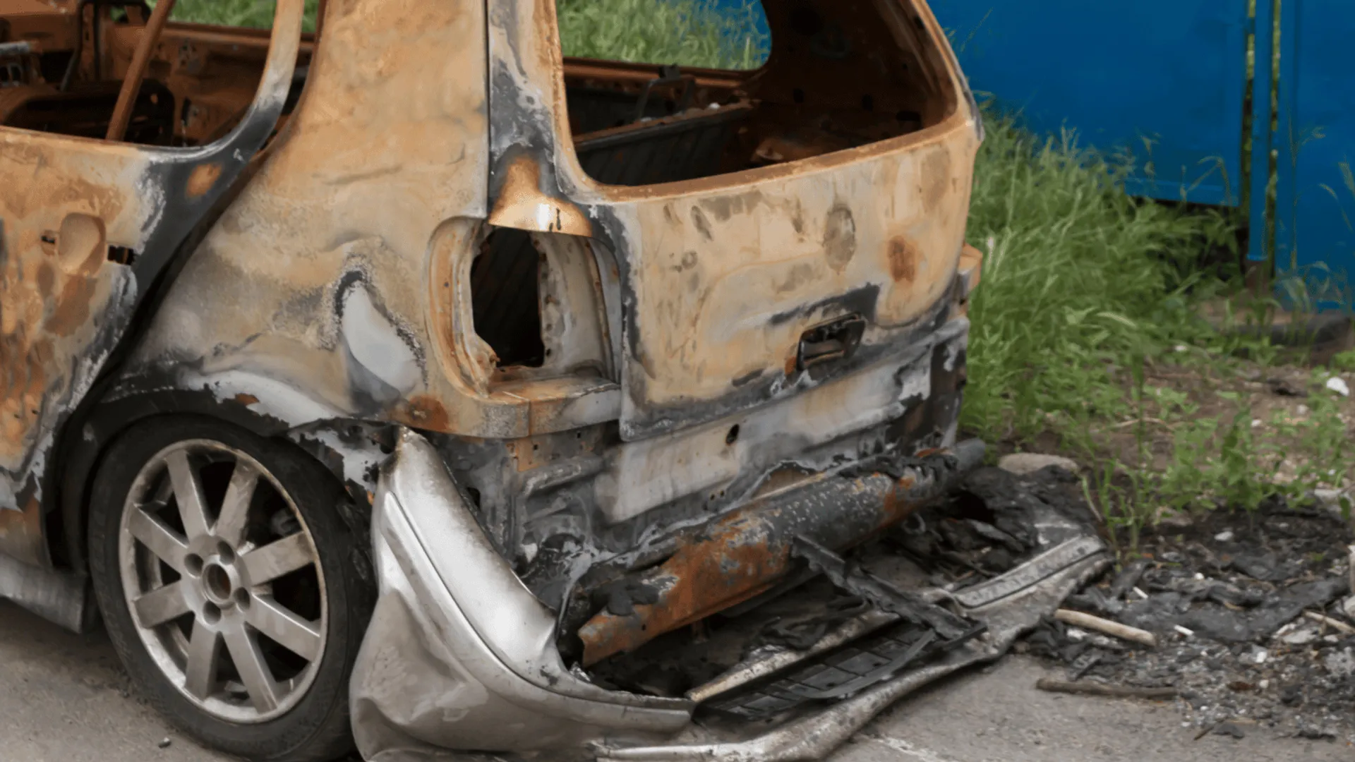 Z ostatniej chwili. Pożar na parkingu. Nie żyje mężczyzna