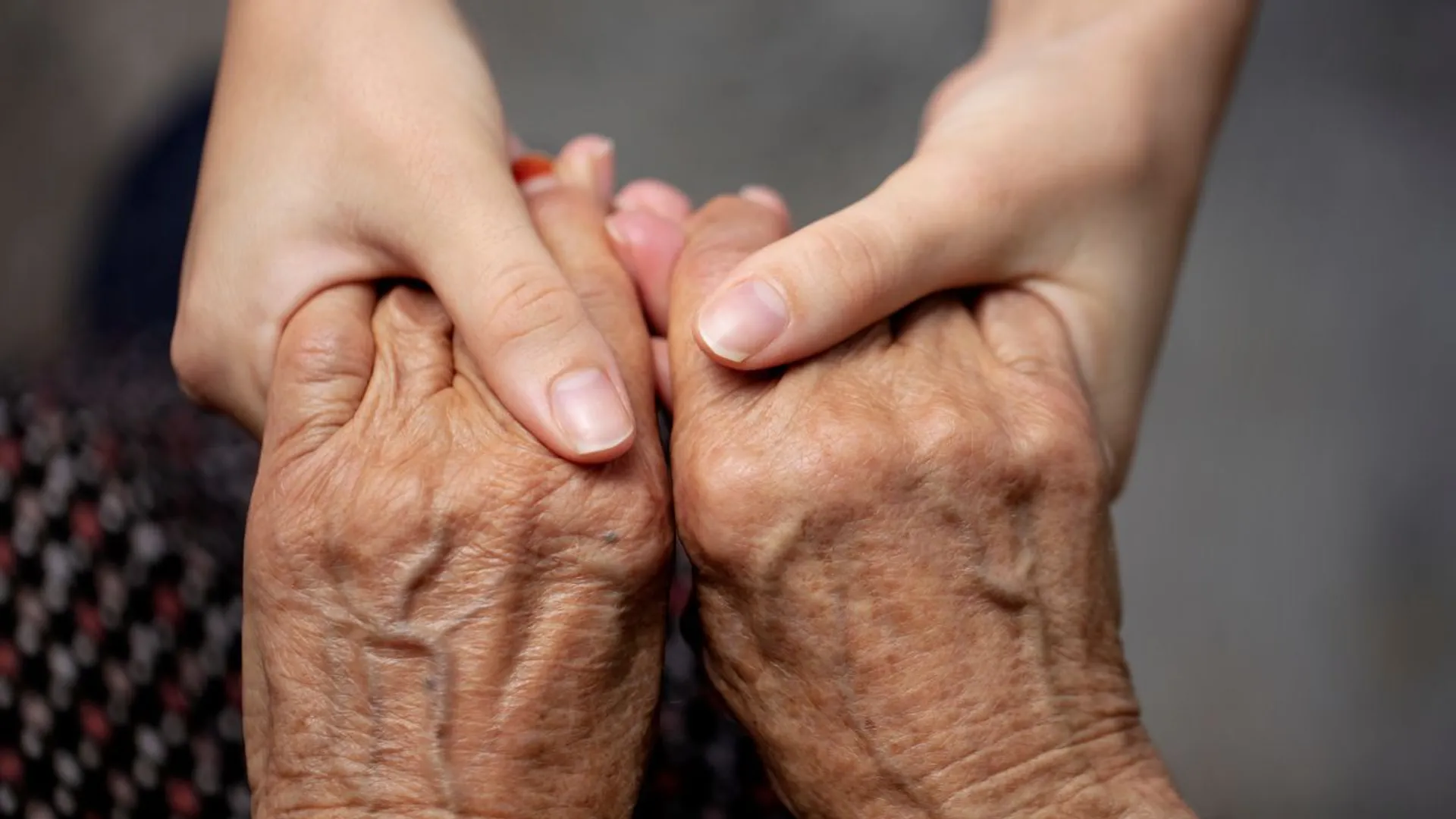 ręce starszej osoby