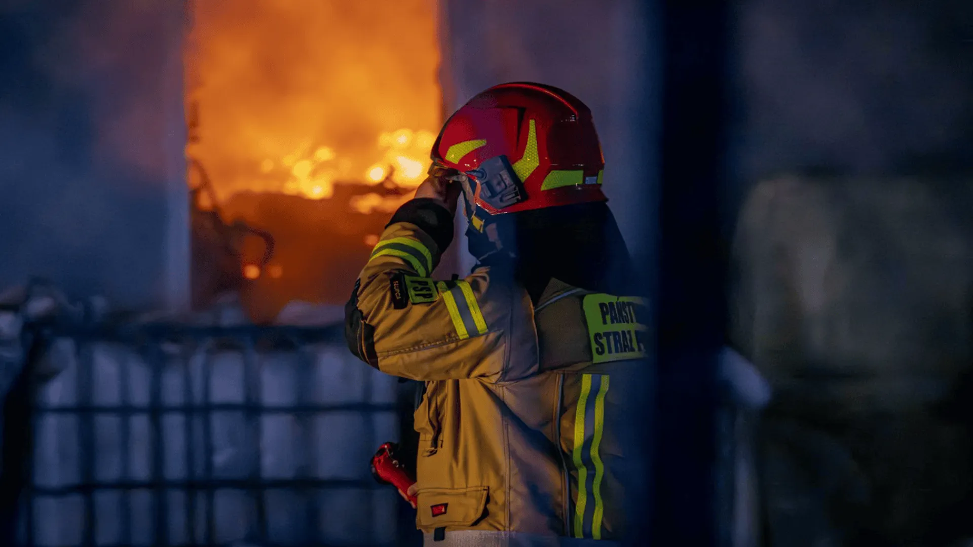 Hala ze zbożem nagle stanęła w płomieniach. Pożar gaszono godzinami