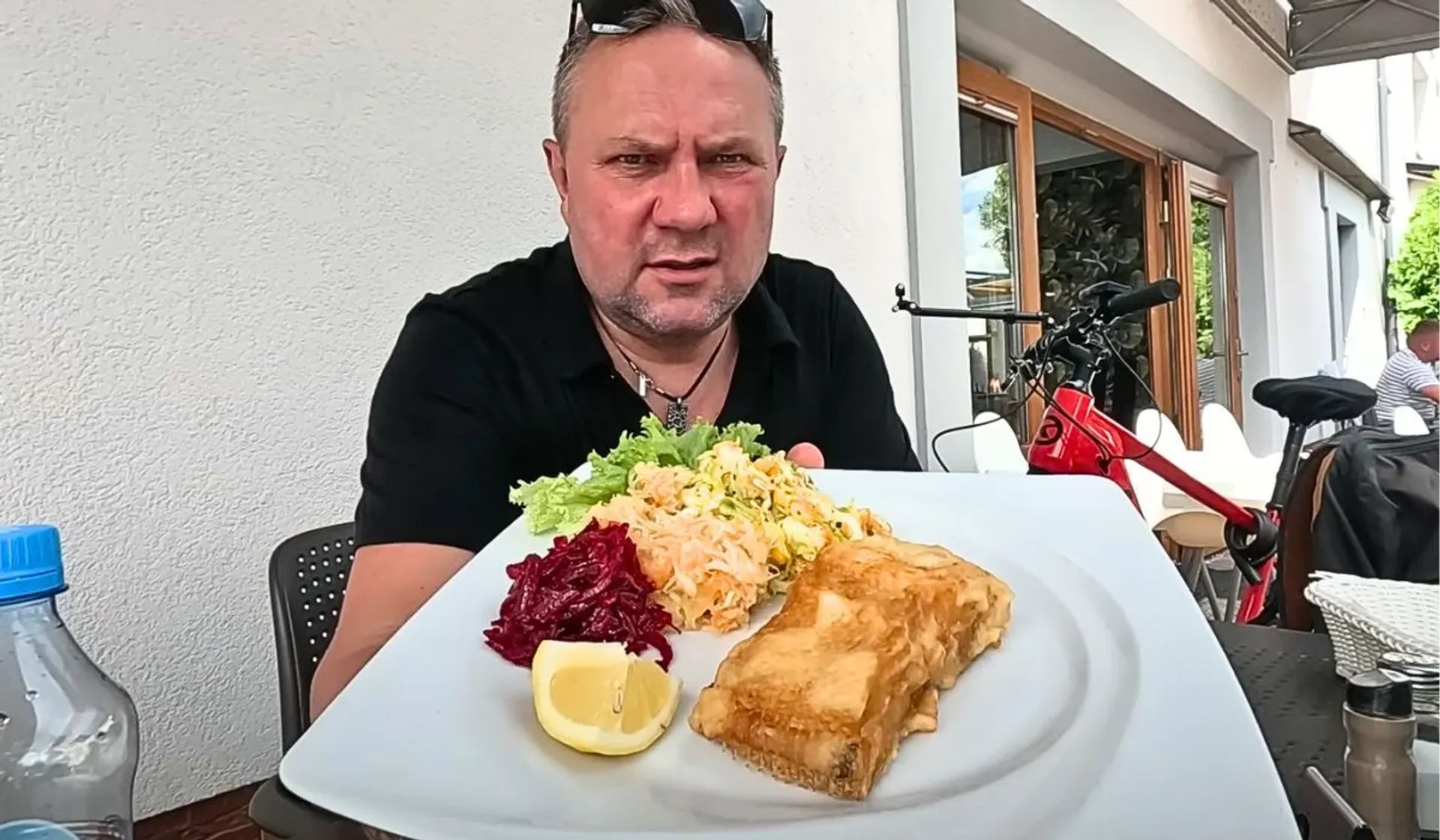 strzelczyk pokazuje rybę