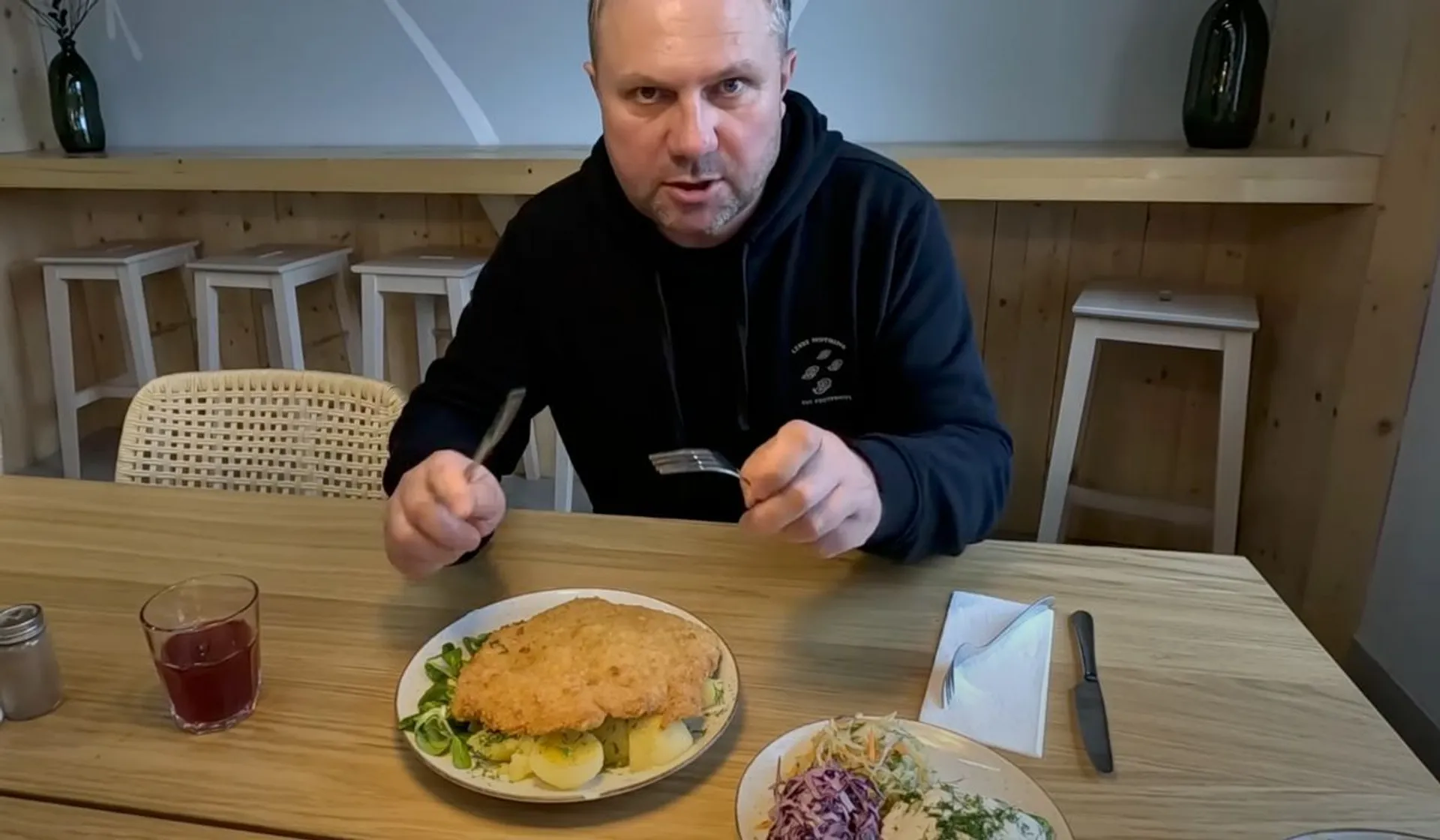 strzelczyk je kotleta