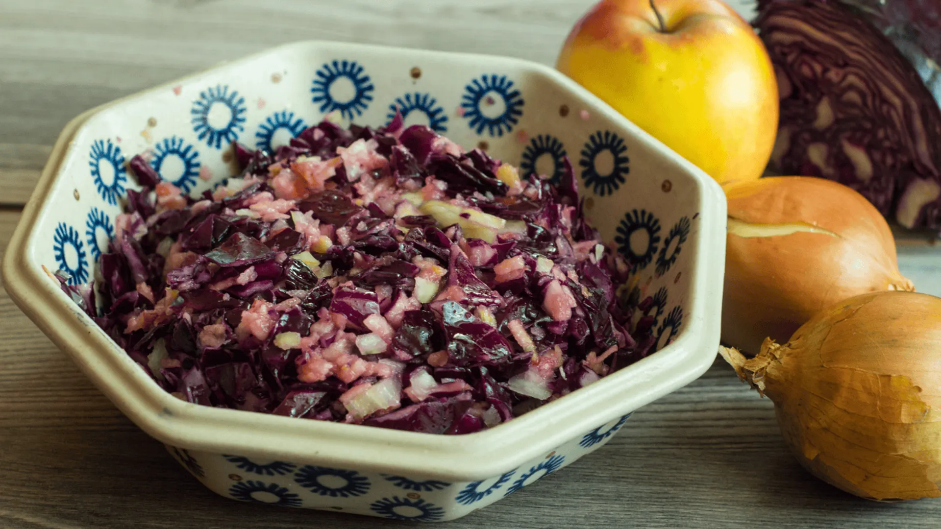 Surówka z buraków z jabłkiem i ogórkiem kiszonym - prosty dodatek do obiadu