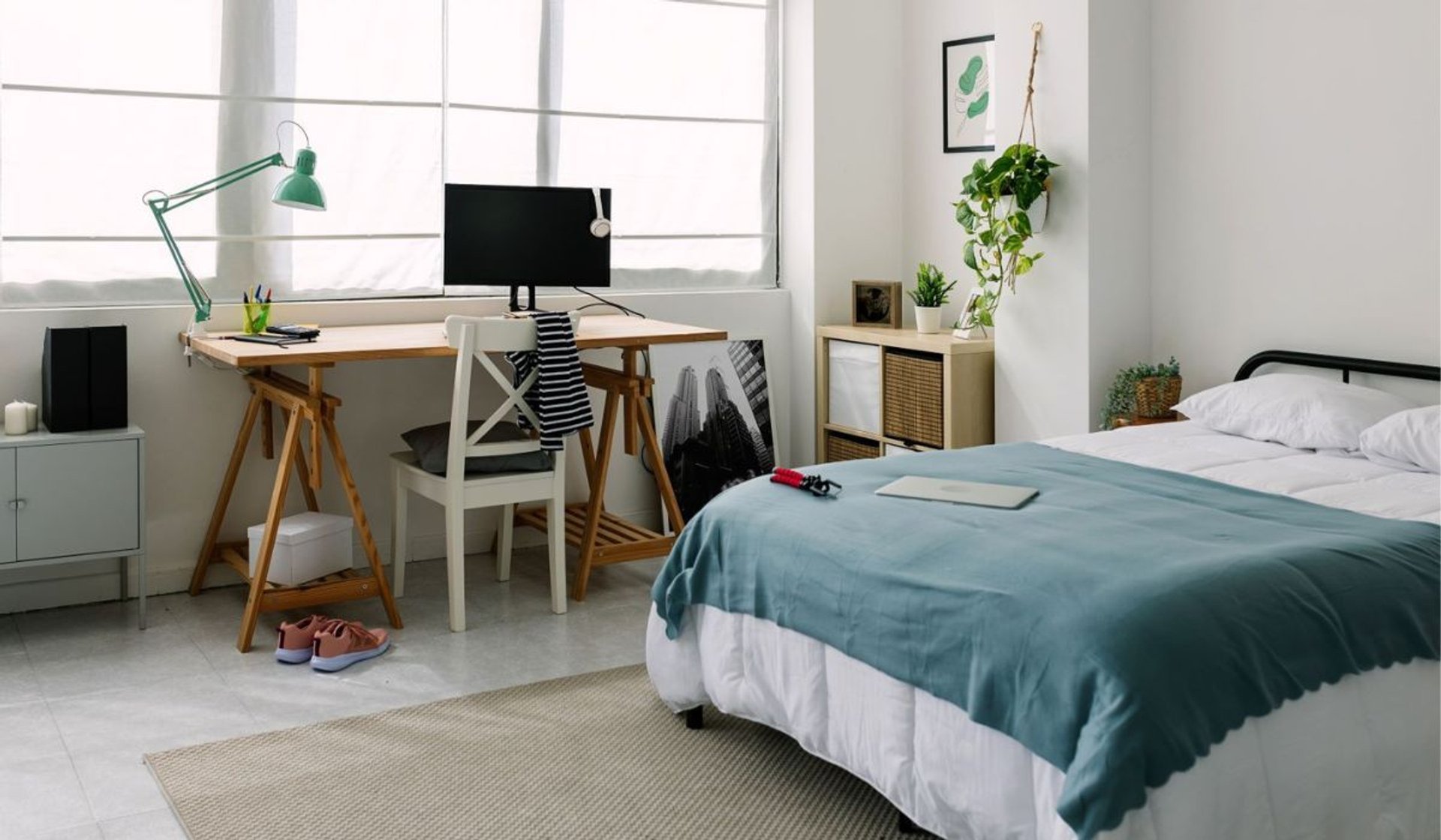 Sypialnia nastolatka – jak niskim kosztem stworzyć nowe wnętrze?
