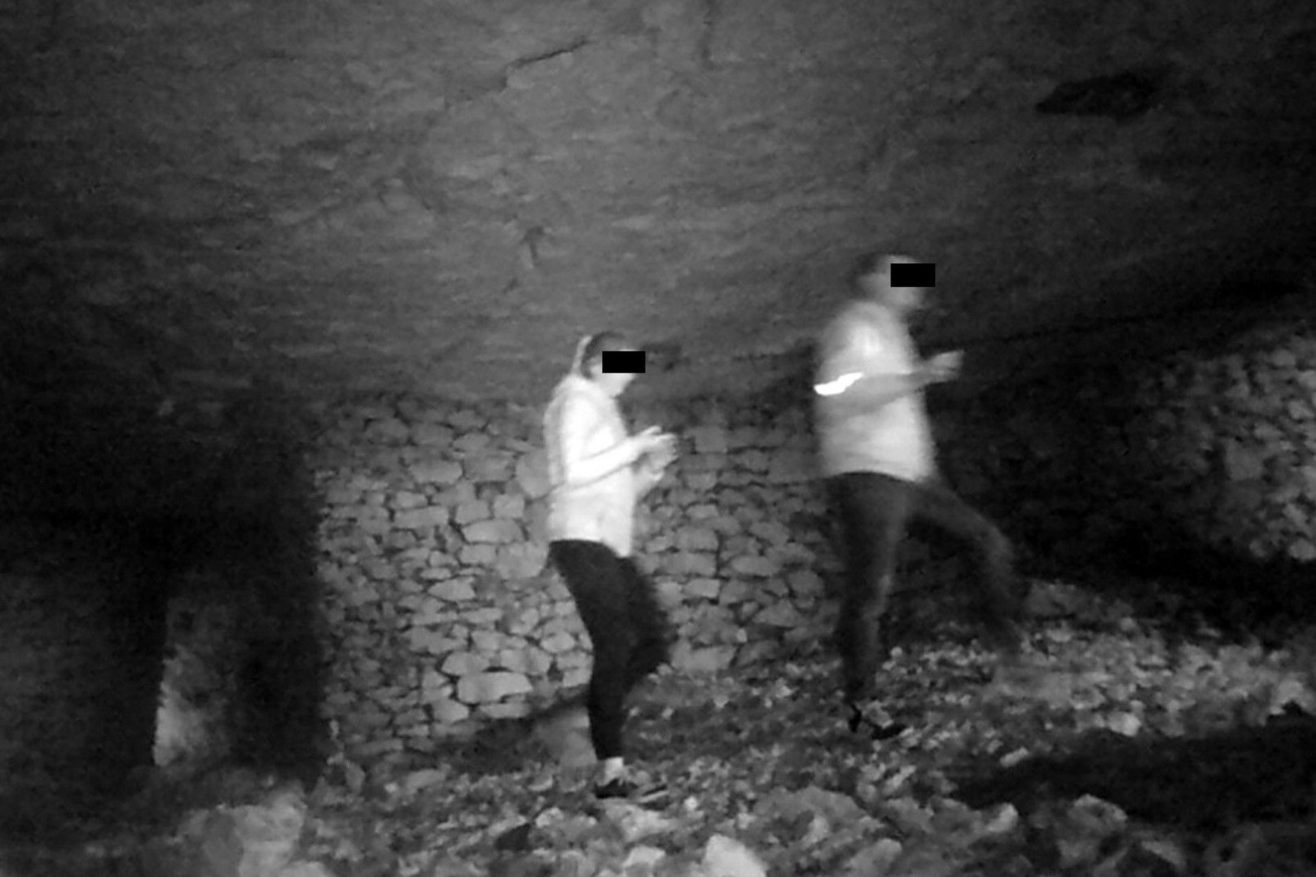 Turyści nielegalnie wchodzą do Jaskini Szachownica