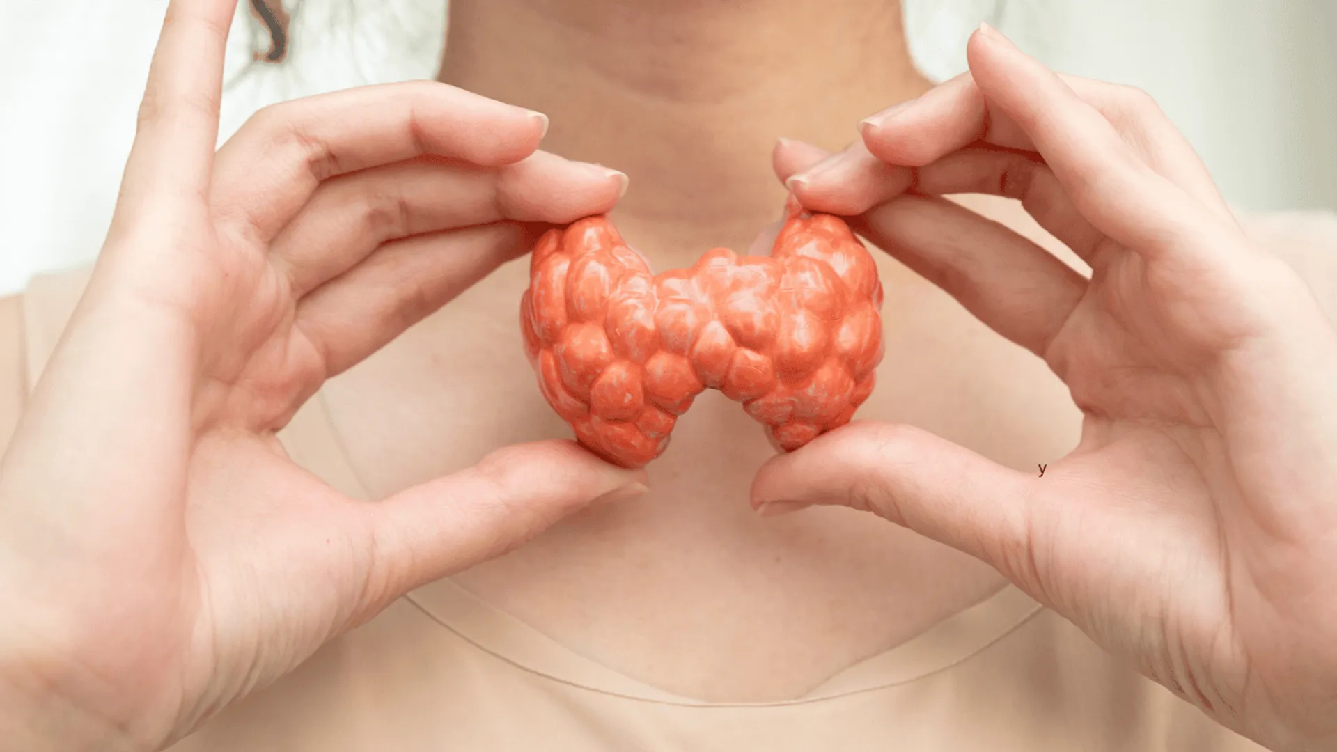 8 objawów raka tarczycy