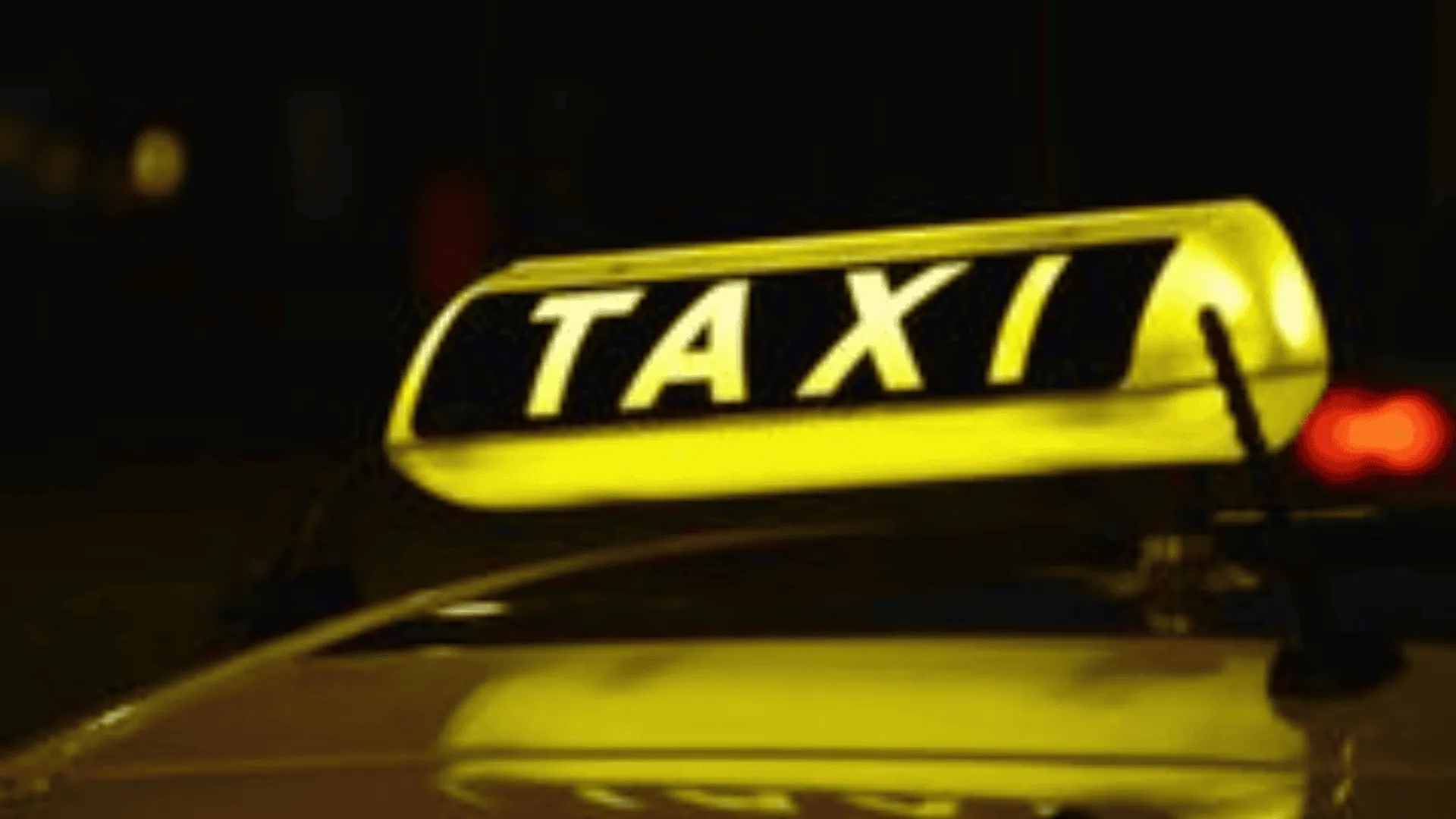 Pożar taksówki na DK7 w Łomiankach. Ogień objął pobliski skup złomu