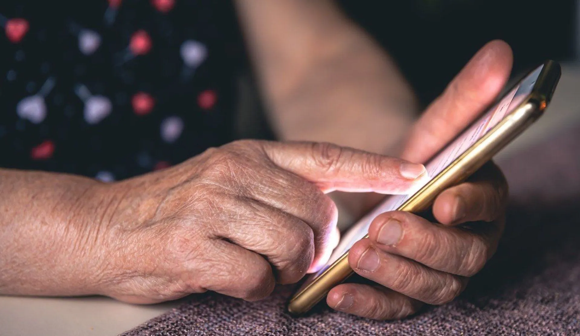 seniorka ze smartfonem