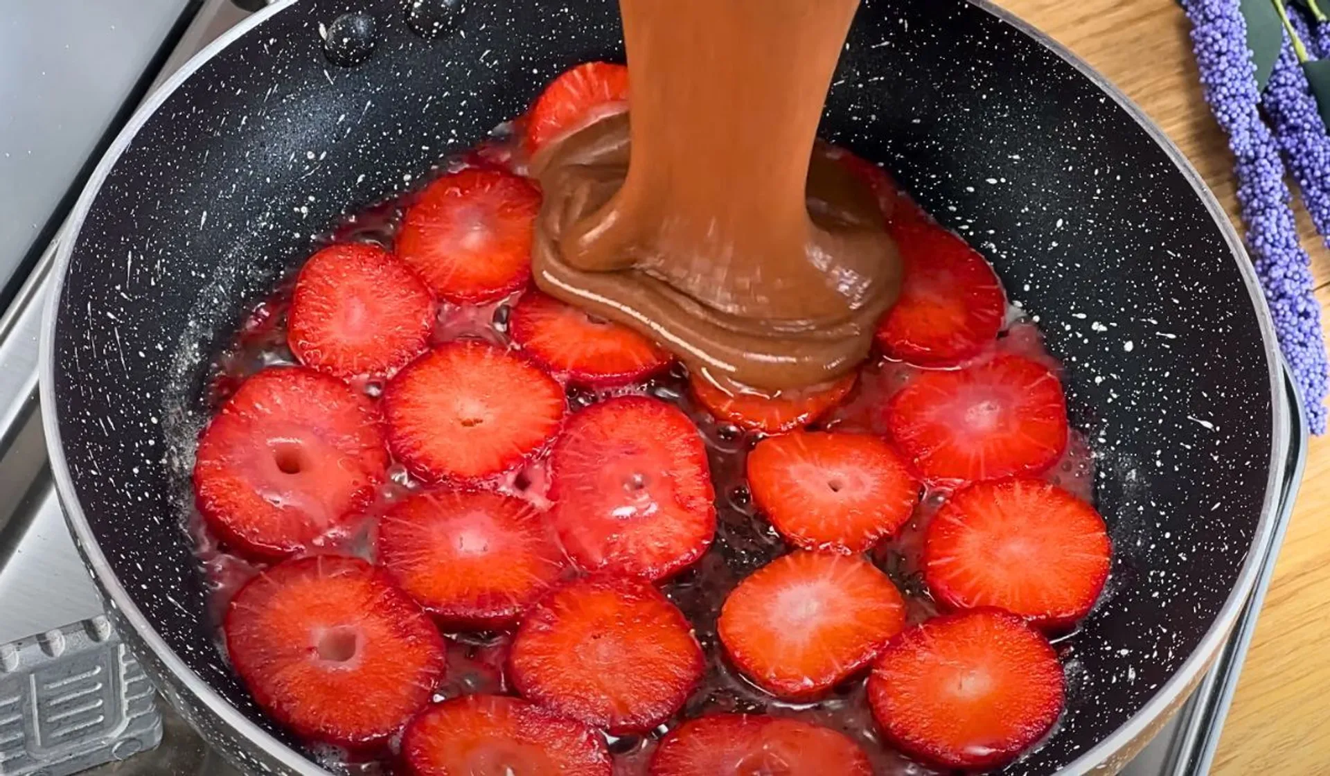 zalewanie truskawek ciastem