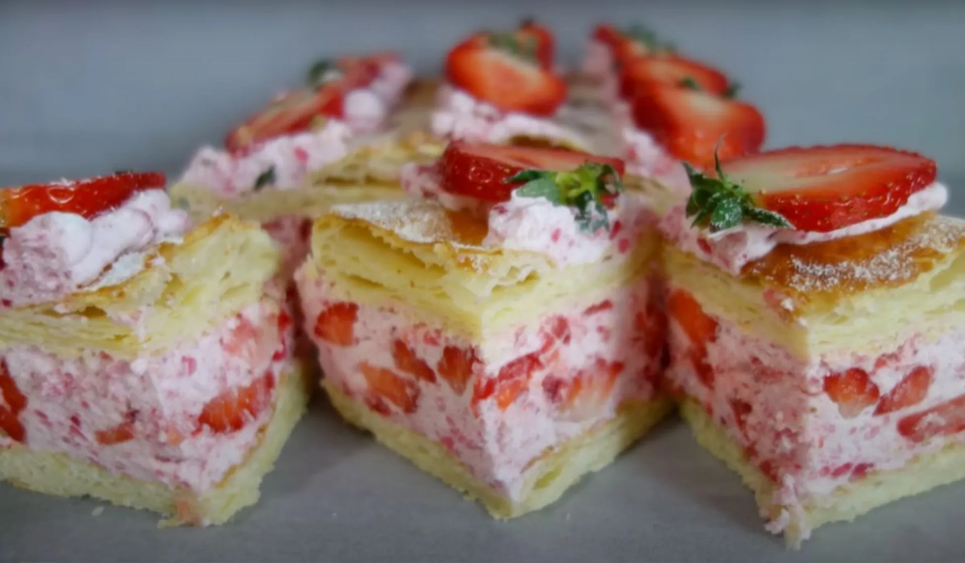 ciasto francuskie z truskawkami