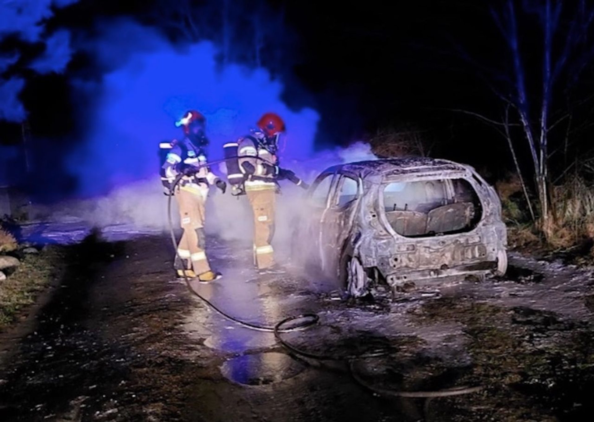 strażacy, spalony samochód