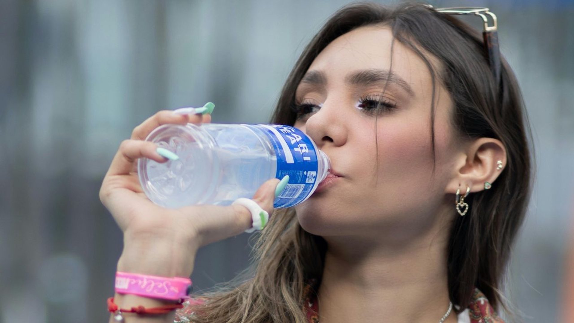 Ta woda jest toksyczna. Zawiera mikroplastik