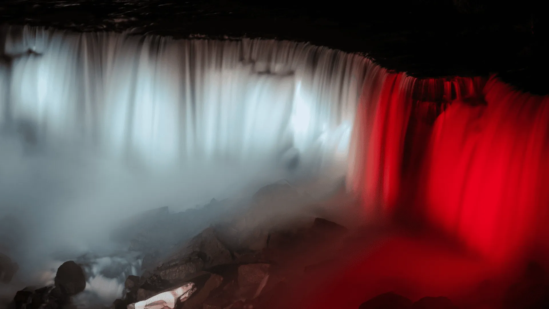 Wodospad Niagara w biało-czerwonych kolorach, fot. Senat RP/X