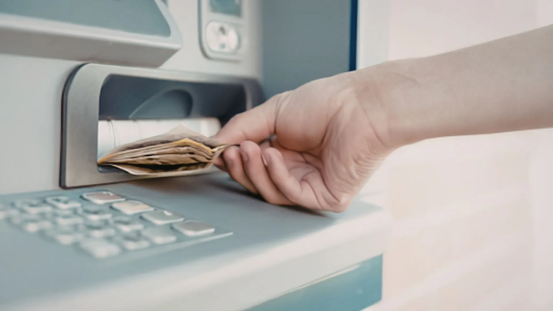 wpłacanie pieniędzy do bankomatu 